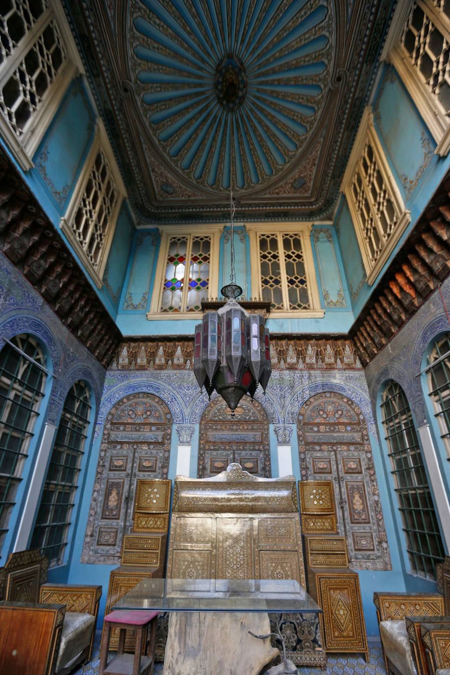 El espectacular palacio de Naasan se encuentra en la parte antigua de la capital de Siria, Damasco. La ciudad vieja de la capital siria es famosa por sus elegantes casas centenarias, generalmente de dos pisos construidos alrededor un frondoso patio rectangular con una fuente de piedra tallada en el centro. Si bien la capital se ha librado en gran medida de la violencia de la guerra de casi diez años en Siria, varias de estas casas tradicionales han sido abandonadas por sus propietarios o dañadas en el conflicto.