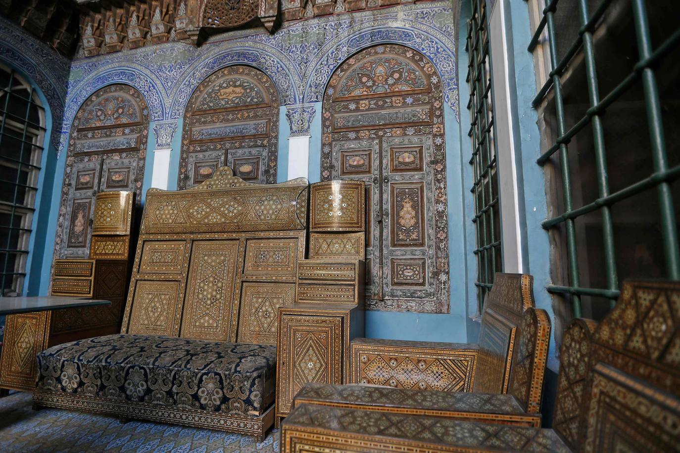 El espectacular palacio de Naasan se encuentra en la parte antigua de la capital de Siria, Damasco. La ciudad vieja de la capital siria es famosa por sus elegantes casas centenarias, generalmente de dos pisos construidos alrededor un frondoso patio rectangular con una fuente de piedra tallada en el centro. Si bien la capital se ha librado en gran medida de la violencia de la guerra de casi diez años en Siria, varias de estas casas tradicionales han sido abandonadas por sus propietarios o dañadas en el conflicto.