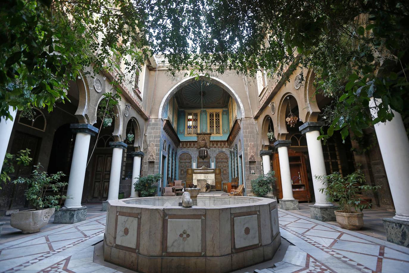 El espectacular palacio de Naasan se encuentra en la parte antigua de la capital de Siria, Damasco. La ciudad vieja de la capital siria es famosa por sus elegantes casas centenarias, generalmente de dos pisos construidos alrededor un frondoso patio rectangular con una fuente de piedra tallada en el centro. Si bien la capital se ha librado en gran medida de la violencia de la guerra de casi diez años en Siria, varias de estas casas tradicionales han sido abandonadas por sus propietarios o dañadas en el conflicto.