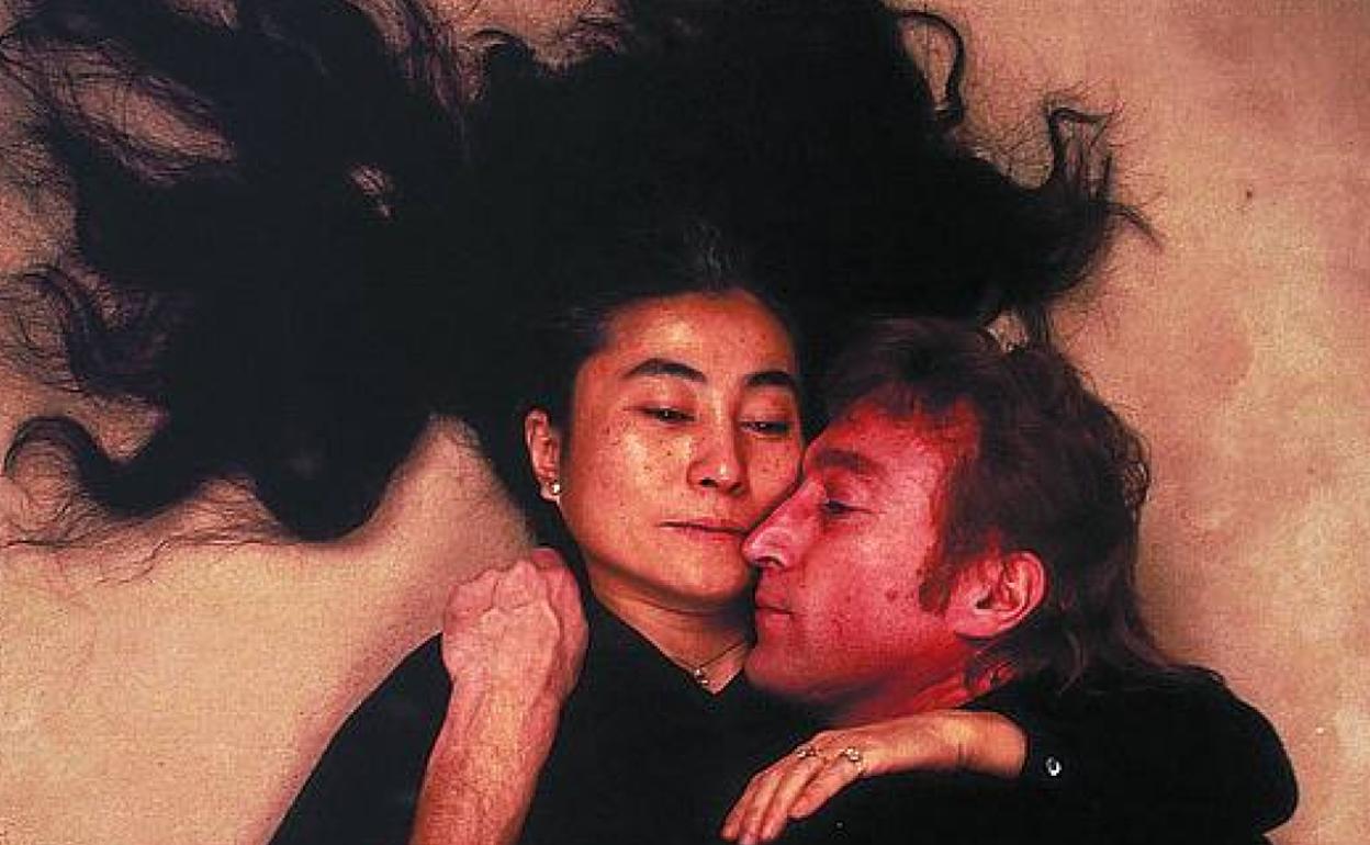 Un día antes. Annie Leibovitz retrató así a la pareja durante la jornada anterior a la muerte de Lennon. 