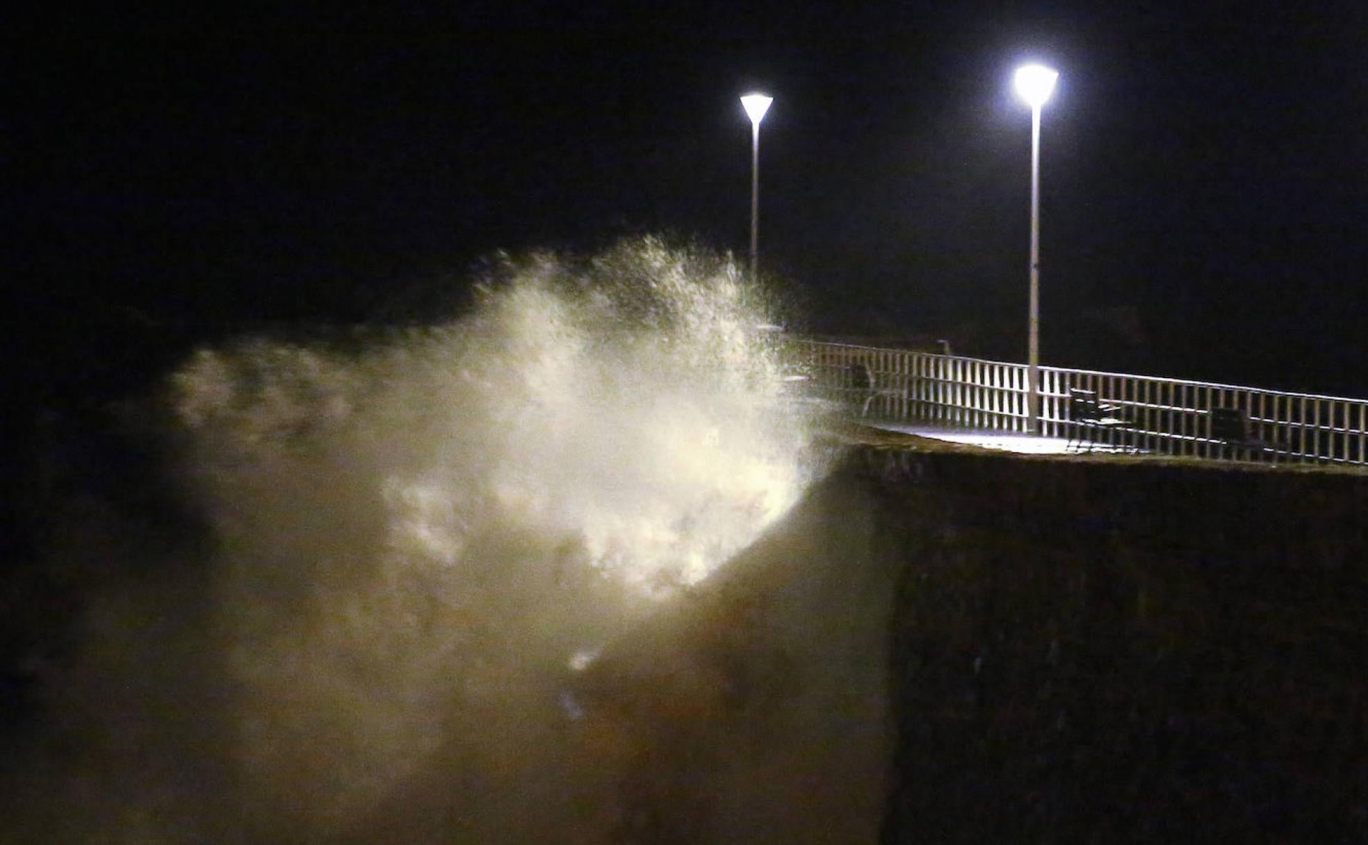 Las olas golpearon con dureza en la desembocadura del río Urumea.