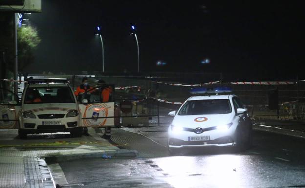 Patrullas vigilaban el Paseo Nuevo anoche para evitar situaciones de peligro a causa de la marejada. 