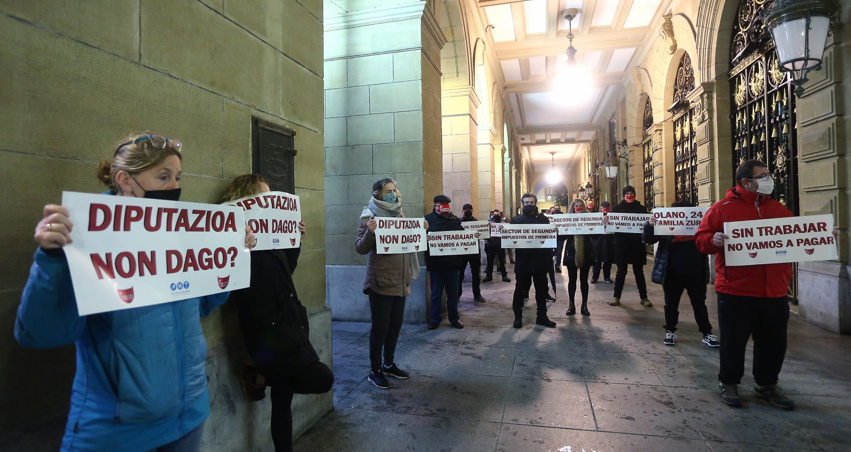 Hosteleros de Gipuzkoa se han concentrado este miércoles desde las ocho de la mañana ante la Diputación para pedir una reapertura «viable y en condiciones dignas» de sus establecimientos, además de reclamar ayudas directas para el sector, tras su cierre dentro de las medidas establecidas para contener el contagio de la epidemia del coronavirus