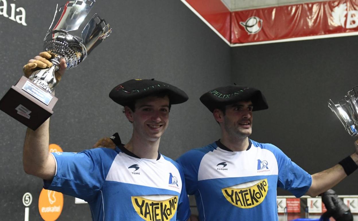 Julen Martija y Joseba Ezkurdia, en el podio con las txapelas y trofeos que les acreditan como campeones del Parejas. 