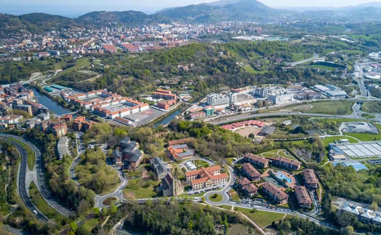 Vista aérea de los terrenos de los cuarteles, en la margen derecha del Urumea, entre Loiola y Txomin Enea