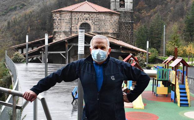 José Luis regenta el Ostatu Zaharra, el único bar del pueblo.