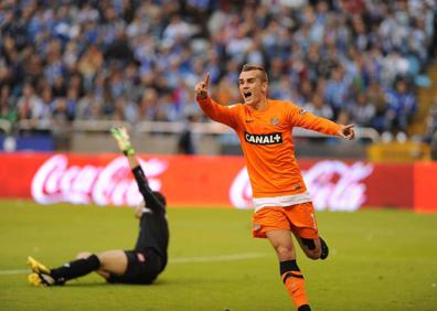 Imagen secundaria 1 - William José, Merino y Oyarzabal cabizbajos tras la derrota en Cornellá; Griezmann celebra el tanto en Riazo para llevar a la Real a Champions; Isak celebra el 0-2 al Real Madrid en los cuartos de Copa. 