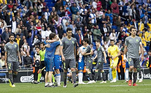 Imagen principal - William José, Merino y Oyarzabal cabizbajos tras la derrota en Cornellá; Griezmann celebra el tanto en Riazo para llevar a la Real a Champions; Isak celebra el 0-2 al Real Madrid en los cuartos de Copa. 