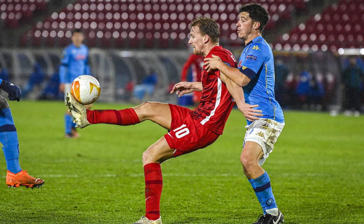 Dani de Wit (AZ) controla el balón ante la presión de Demme, jugador del Nápoles. 