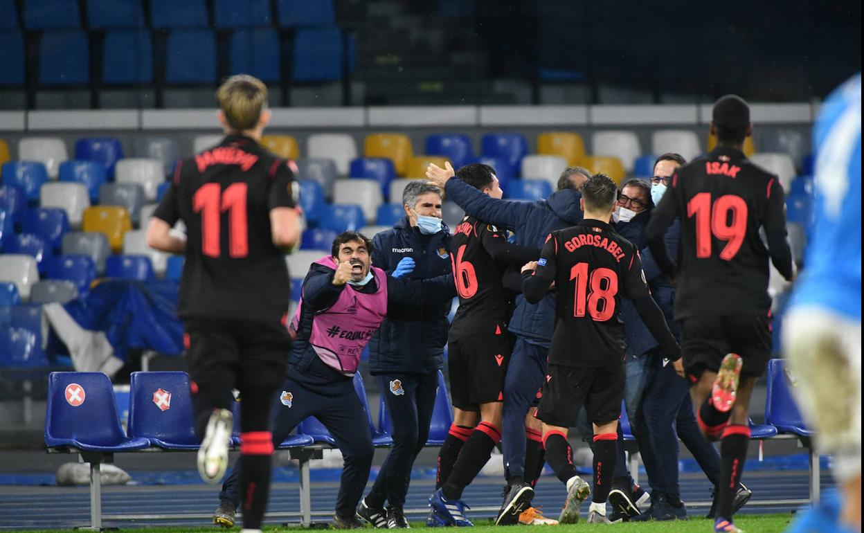 Los jugadores de la Real abrazan eufóricos a Willian José tras el gol.