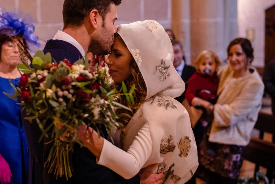 Inés, acostumbrada a ejercer de 'wedding planner' en Marketing For Lemons, se casó con Endika tras 10 años de relación, convirtiéndose en la novia del vestido más especial que hemos visto en los últimos años.