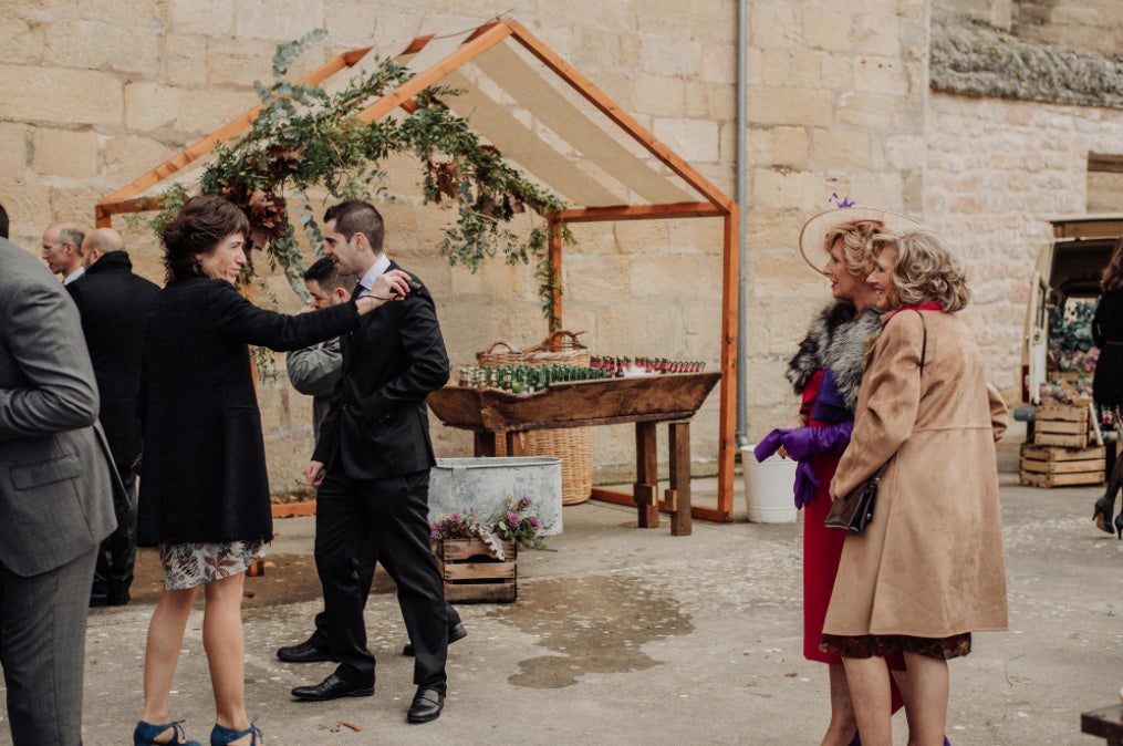 Inés, acostumbrada a ejercer de 'wedding planner' en Marketing For Lemons, se casó con Endika tras 10 años de relación, convirtiéndose en la novia del vestido más especial que hemos visto en los últimos años.