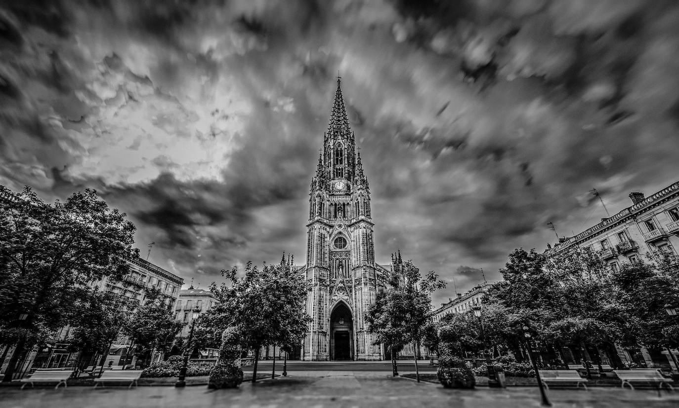 Desde este pasado lunes, al caer la noche, la torre del Buen Pastor se viste con un nuevo traje de luces que realza su figura y ensalza su arquitectura neogótica. 223 focos de tecnología led sutituyen al antiguo sistema de iluminación que instaló el Ayuntamiento allá por los años 90. Todos ellos colocados con mimo para respetar la estructura de 75 metros de altura levantada en 1899, que ha sufrido un intenso proceso de restauración de casi año y medio, y para mostrarse al público con todo su esplendor. 