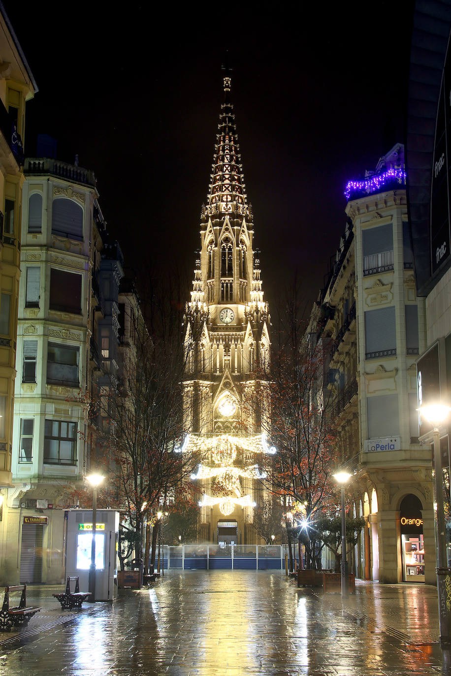 Desde este pasado lunes, al caer la noche, la torre del Buen Pastor se viste con un nuevo traje de luces que realza su figura y ensalza su arquitectura neogótica. 223 focos de tecnología led sutituyen al antiguo sistema de iluminación que instaló el Ayuntamiento allá por los años 90. Todos ellos colocados con mimo para respetar la estructura de 75 metros de altura levantada en 1899, que ha sufrido un intenso proceso de restauración de casi año y medio, y para mostrarse al público con todo su esplendor. 