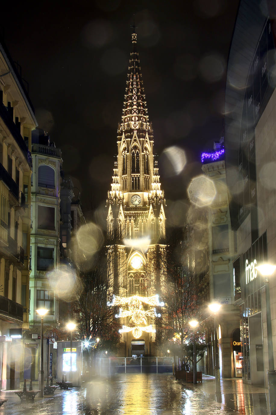 Desde este pasado lunes, al caer la noche, la torre del Buen Pastor se viste con un nuevo traje de luces que realza su figura y ensalza su arquitectura neogótica. 223 focos de tecnología led sutituyen al antiguo sistema de iluminación que instaló el Ayuntamiento allá por los años 90. Todos ellos colocados con mimo para respetar la estructura de 75 metros de altura levantada en 1899, que ha sufrido un intenso proceso de restauración de casi año y medio, y para mostrarse al público con todo su esplendor. 