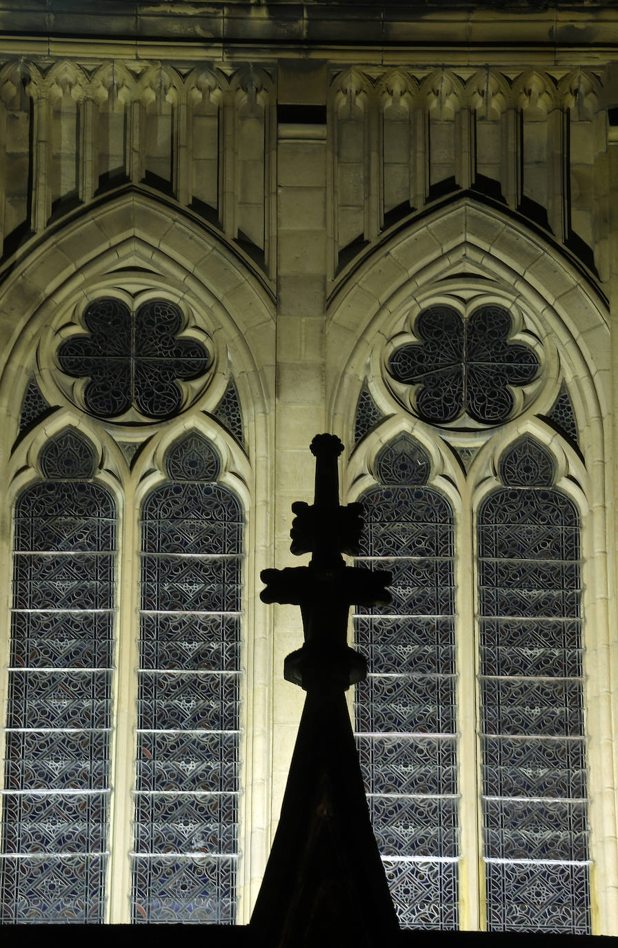 Desde este pasado lunes, al caer la noche, la torre del Buen Pastor se viste con un nuevo traje de luces que realza su figura y ensalza su arquitectura neogótica. 223 focos de tecnología led sutituyen al antiguo sistema de iluminación que instaló el Ayuntamiento allá por los años 90. Todos ellos colocados con mimo para respetar la estructura de 75 metros de altura levantada en 1899, que ha sufrido un intenso proceso de restauración de casi año y medio, y para mostrarse al público con todo su esplendor. 