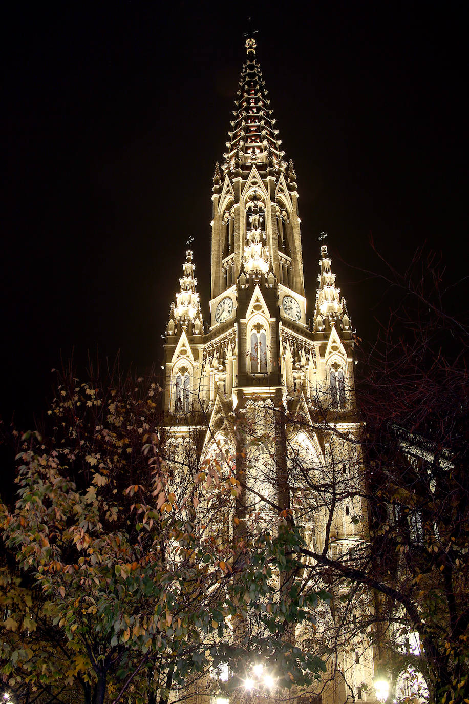 Desde este pasado lunes, al caer la noche, la torre del Buen Pastor se viste con un nuevo traje de luces que realza su figura y ensalza su arquitectura neogótica. 223 focos de tecnología led sutituyen al antiguo sistema de iluminación que instaló el Ayuntamiento allá por los años 90. Todos ellos colocados con mimo para respetar la estructura de 75 metros de altura levantada en 1899, que ha sufrido un intenso proceso de restauración de casi año y medio, y para mostrarse al público con todo su esplendor. 