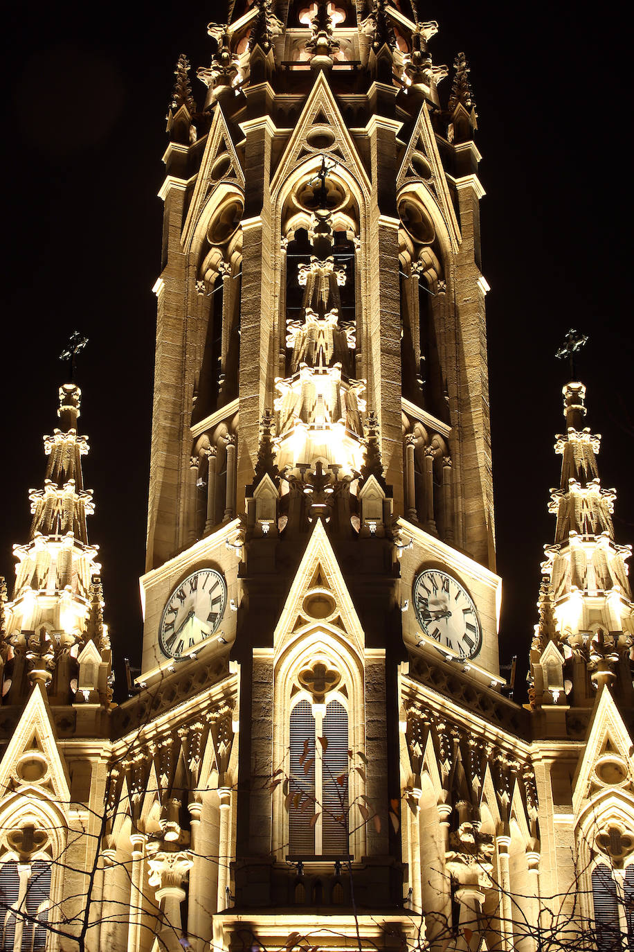 Desde este pasado lunes, al caer la noche, la torre del Buen Pastor se viste con un nuevo traje de luces que realza su figura y ensalza su arquitectura neogótica. 223 focos de tecnología led sutituyen al antiguo sistema de iluminación que instaló el Ayuntamiento allá por los años 90. Todos ellos colocados con mimo para respetar la estructura de 75 metros de altura levantada en 1899, que ha sufrido un intenso proceso de restauración de casi año y medio, y para mostrarse al público con todo su esplendor. 