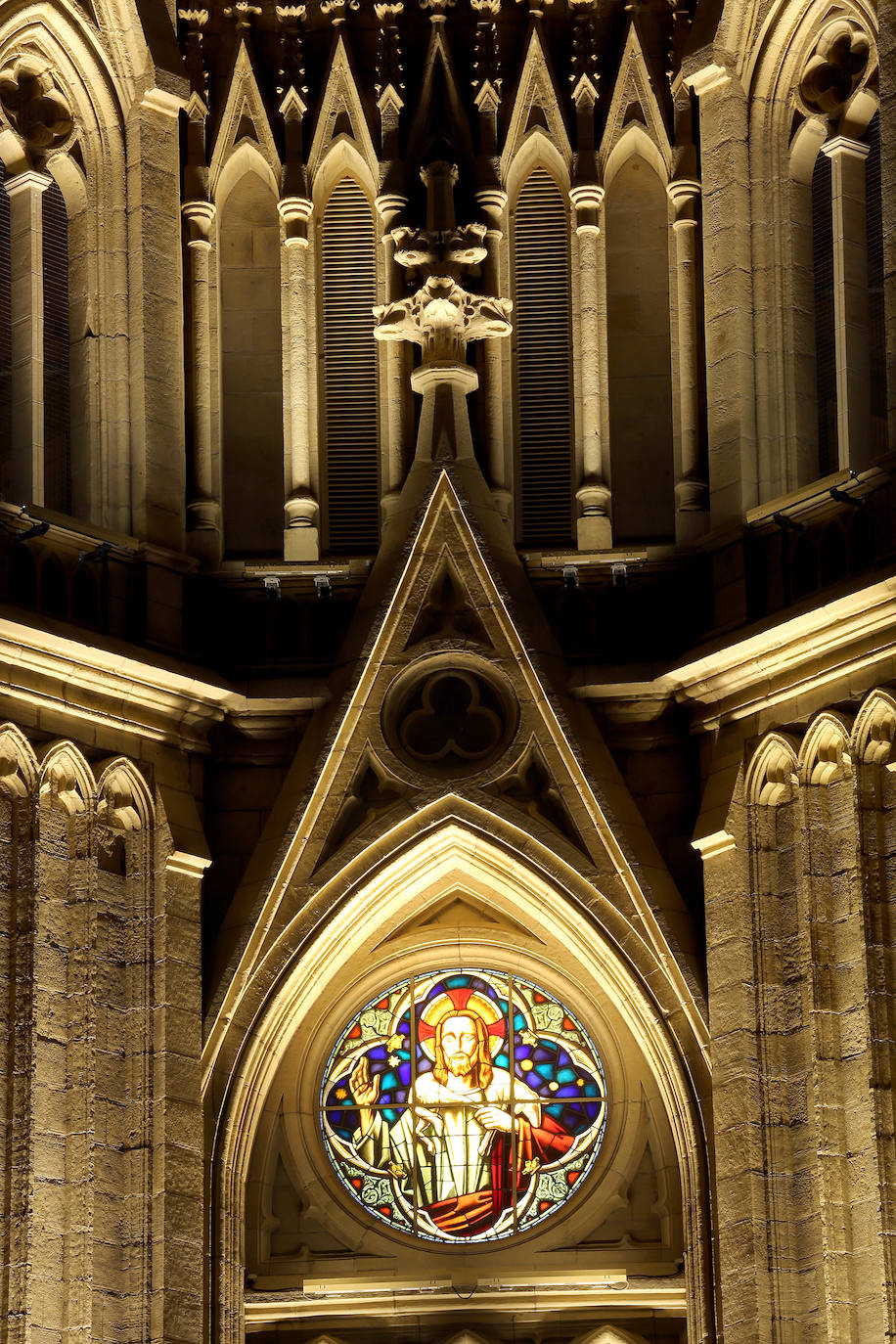 Desde este pasado lunes, al caer la noche, la torre del Buen Pastor se viste con un nuevo traje de luces que realza su figura y ensalza su arquitectura neogótica. 223 focos de tecnología led sutituyen al antiguo sistema de iluminación que instaló el Ayuntamiento allá por los años 90. Todos ellos colocados con mimo para respetar la estructura de 75 metros de altura levantada en 1899, que ha sufrido un intenso proceso de restauración de casi año y medio, y para mostrarse al público con todo su esplendor. 