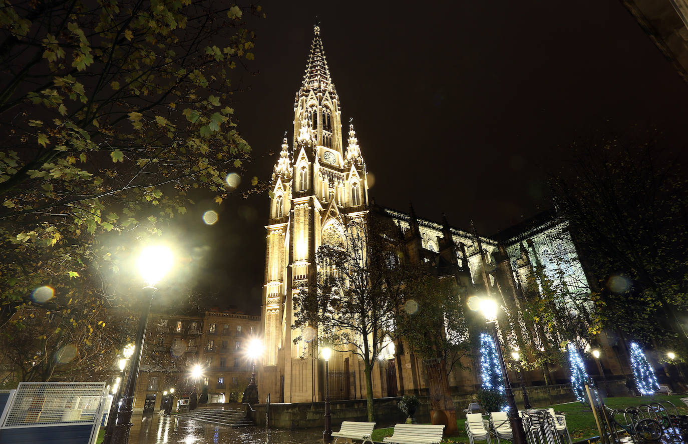 Desde este pasado lunes, al caer la noche, la torre del Buen Pastor se viste con un nuevo traje de luces que realza su figura y ensalza su arquitectura neogótica. 223 focos de tecnología led sutituyen al antiguo sistema de iluminación que instaló el Ayuntamiento allá por los años 90. Todos ellos colocados con mimo para respetar la estructura de 75 metros de altura levantada en 1899, que ha sufrido un intenso proceso de restauración de casi año y medio, y para mostrarse al público con todo su esplendor. 