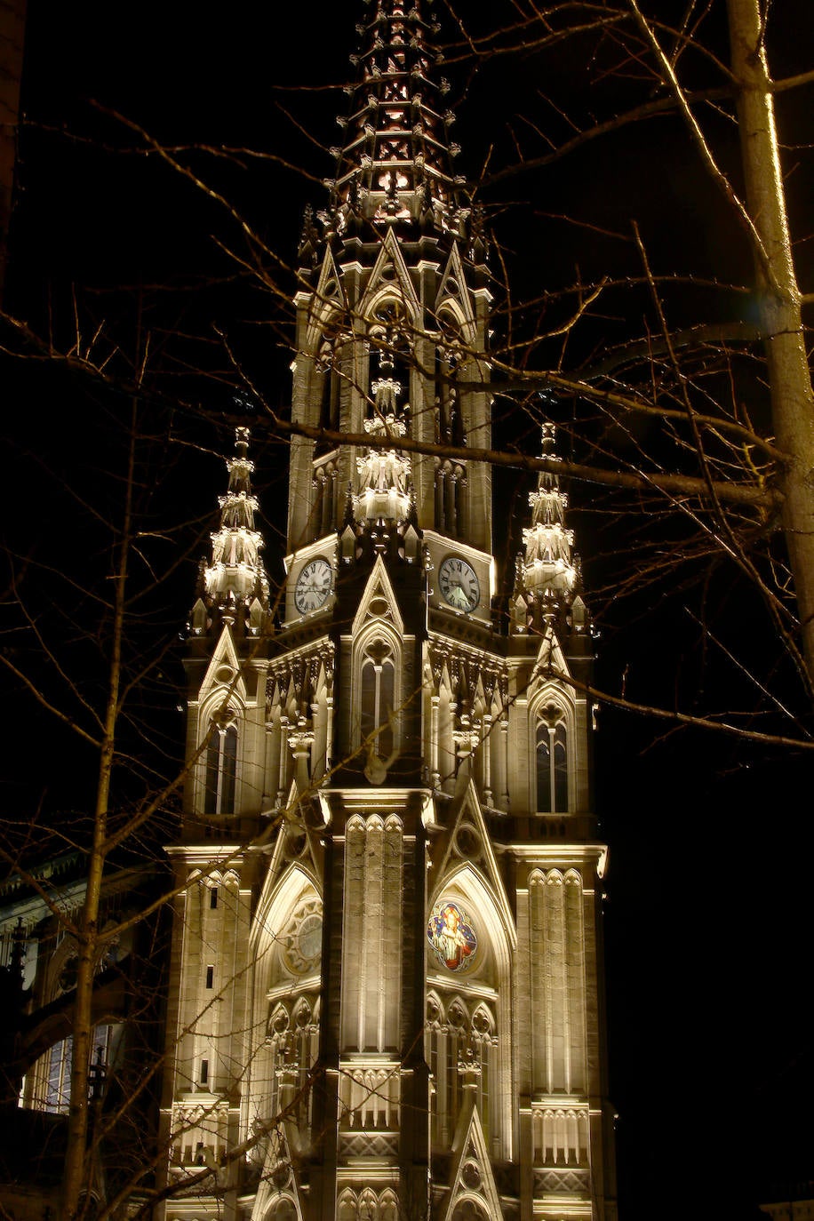 Desde este pasado lunes, al caer la noche, la torre del Buen Pastor se viste con un nuevo traje de luces que realza su figura y ensalza su arquitectura neogótica. 223 focos de tecnología led sutituyen al antiguo sistema de iluminación que instaló el Ayuntamiento allá por los años 90. Todos ellos colocados con mimo para respetar la estructura de 75 metros de altura levantada en 1899, que ha sufrido un intenso proceso de restauración de casi año y medio, y para mostrarse al público con todo su esplendor. 