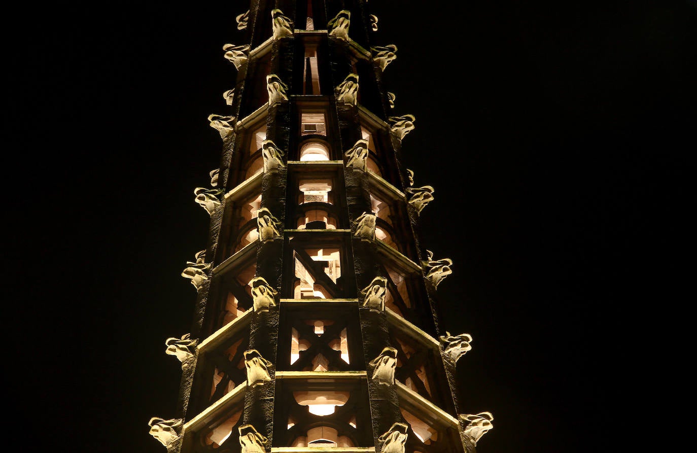 Desde este pasado lunes, al caer la noche, la torre del Buen Pastor se viste con un nuevo traje de luces que realza su figura y ensalza su arquitectura neogótica. 223 focos de tecnología led sutituyen al antiguo sistema de iluminación que instaló el Ayuntamiento allá por los años 90. Todos ellos colocados con mimo para respetar la estructura de 75 metros de altura levantada en 1899, que ha sufrido un intenso proceso de restauración de casi año y medio, y para mostrarse al público con todo su esplendor. 