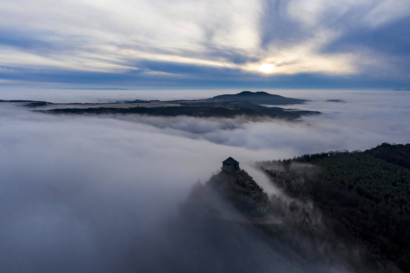 Fotos tomadas con un dron muestran la niebla cubriendo el paisaje alrededor del Castillo de Somosko a primera hora de la mañana, cerca de Salgotarjan, en Hungría.