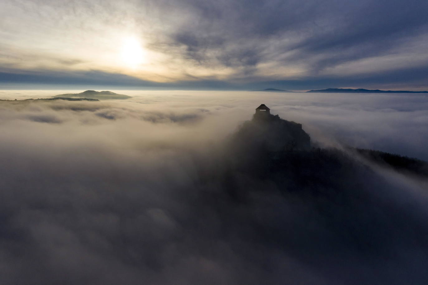 Fotos tomadas con un dron muestran la niebla cubriendo el paisaje alrededor del Castillo de Somosko a primera hora de la mañana, cerca de Salgotarjan, en Hungría.