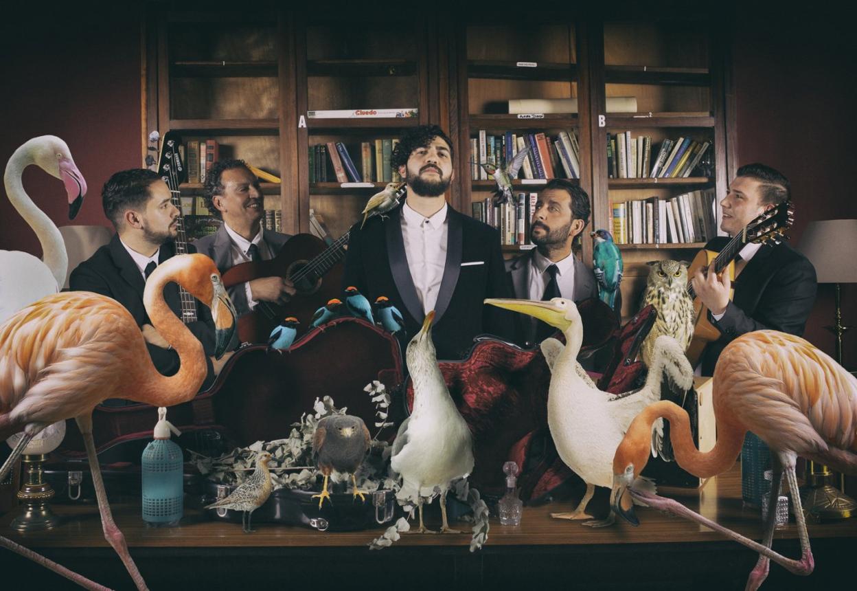 Yoni Camacho, en el centro de la imagen, junto a sus compañeros de Sonakay. 