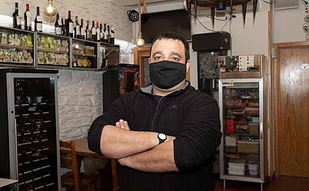 Imagen principal - David Vallejo, Fátima Dávila y Ekain Lorenzo, hosteleros de Eibar, Arrasate y Ordizia.