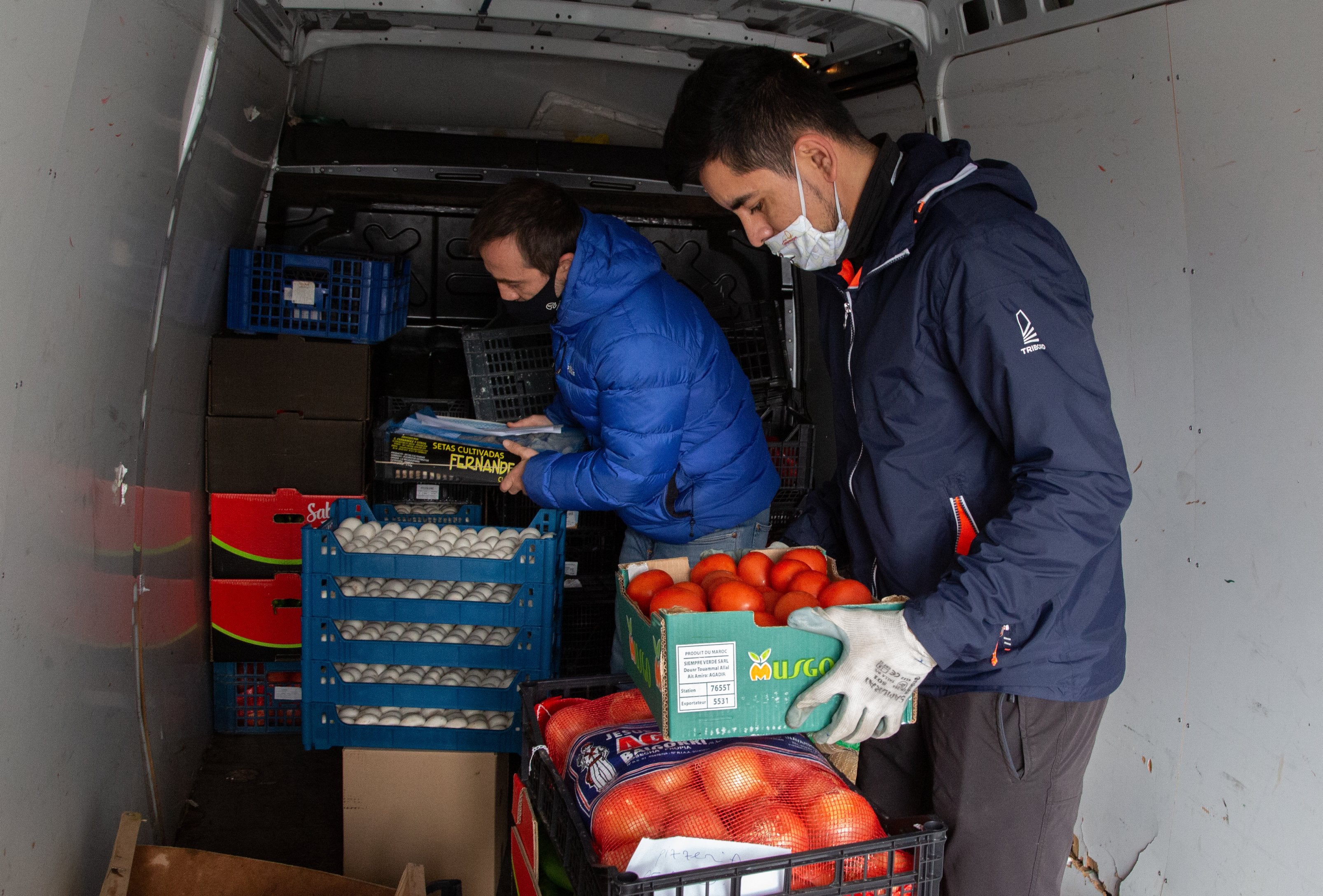 Jefferson, en primer plano, y Alain, en la furgoneta de reparto. 
