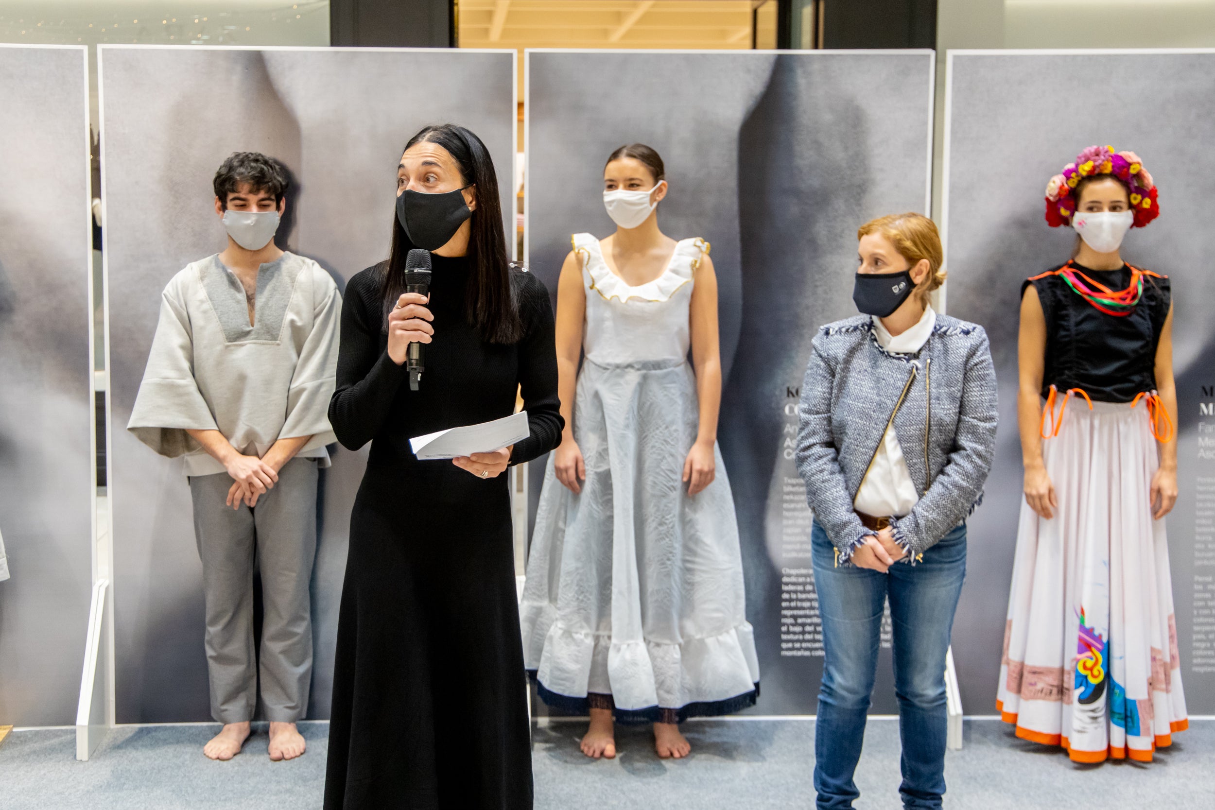 Se trata de un proyecto de Emaús Fundación Social y la Dirección de Medio Ambiente de la Diputación Foral de Gipuzkoa para contribuir al impulso de actuaciones de moda sostenible, maridando el ámbito de la cultura, la migración y la sostenibilidad en Gipuzkoa. A través de esta iniciativa, diferentes agentes guipuzcoanos del mundo educativo (AEG Ikastetxea) y las diseñadoras de 'GK Green Fashion', han creado una serie trajes típicos a partir de restos o residuos textiles, en colaboración con diversas asociaciones culturales y agrupaciones de varios países. La puesta en escena corre a cargo de DANTZAZ