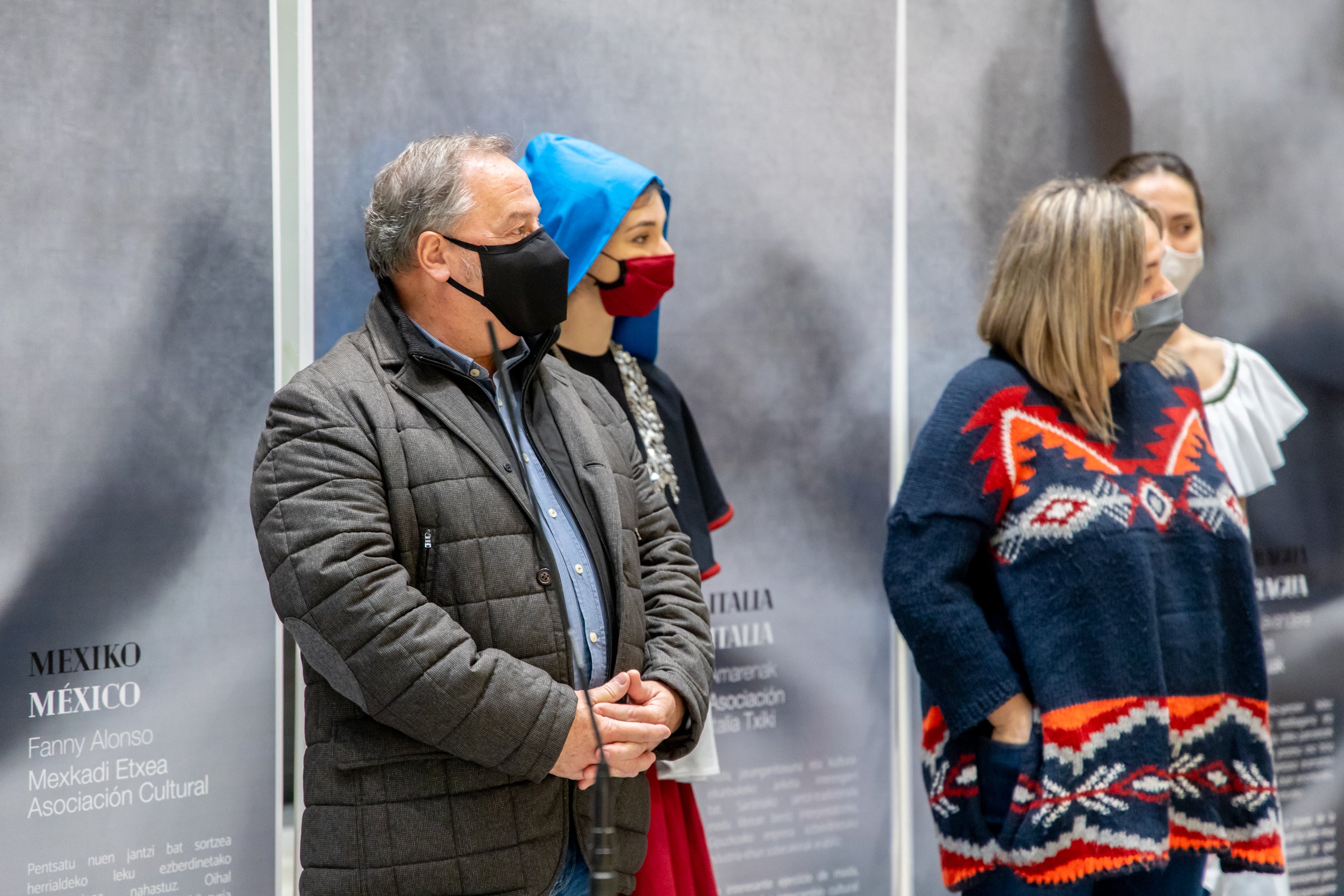 Se trata de un proyecto de Emaús Fundación Social y la Dirección de Medio Ambiente de la Diputación Foral de Gipuzkoa para contribuir al impulso de actuaciones de moda sostenible, maridando el ámbito de la cultura, la migración y la sostenibilidad en Gipuzkoa. A través de esta iniciativa, diferentes agentes guipuzcoanos del mundo educativo (AEG Ikastetxea) y las diseñadoras de 'GK Green Fashion', han creado una serie trajes típicos a partir de restos o residuos textiles, en colaboración con diversas asociaciones culturales y agrupaciones de varios países. La puesta en escena corre a cargo de DANTZAZ