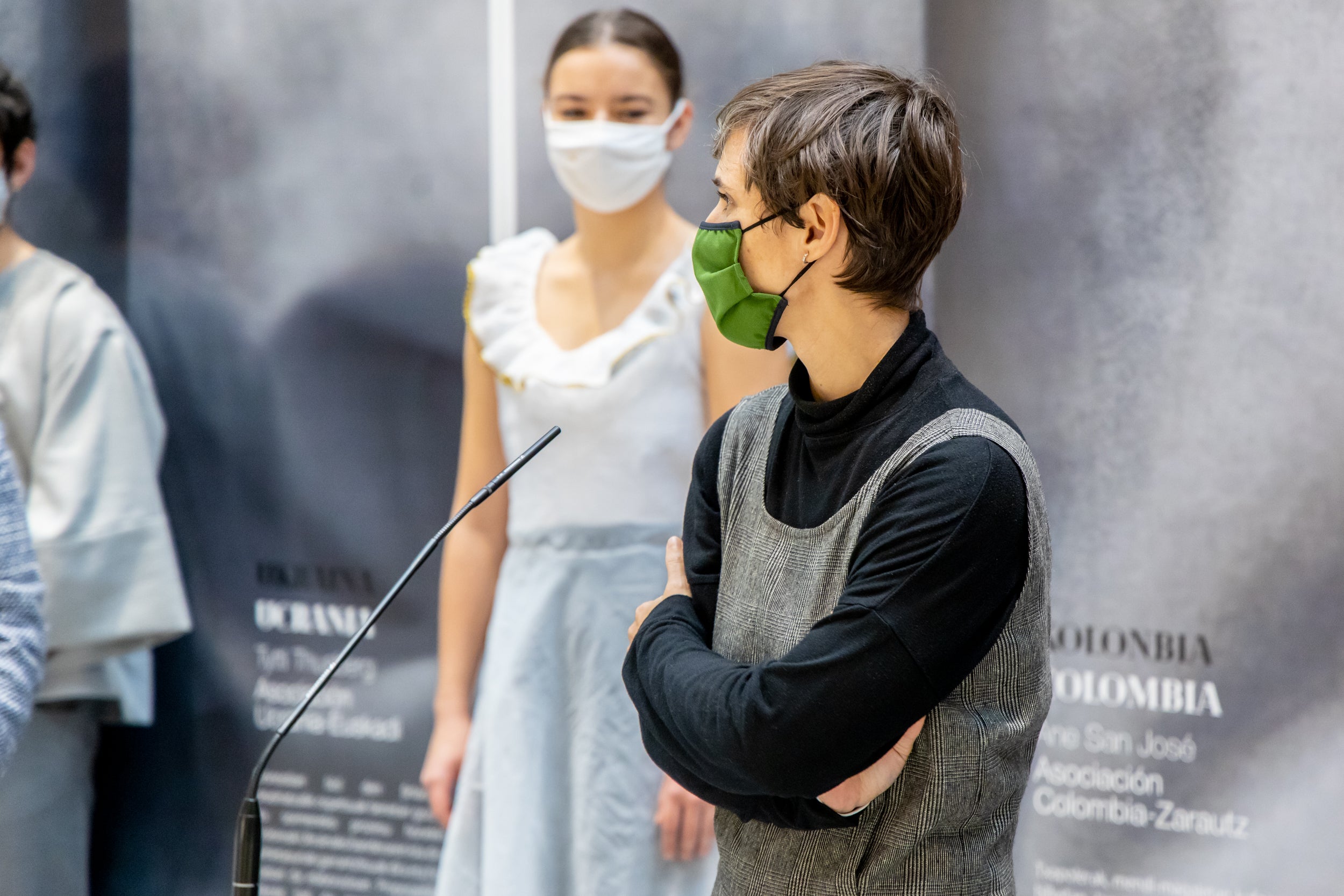 Se trata de un proyecto de Emaús Fundación Social y la Dirección de Medio Ambiente de la Diputación Foral de Gipuzkoa para contribuir al impulso de actuaciones de moda sostenible, maridando el ámbito de la cultura, la migración y la sostenibilidad en Gipuzkoa. A través de esta iniciativa, diferentes agentes guipuzcoanos del mundo educativo (AEG Ikastetxea) y las diseñadoras de 'GK Green Fashion', han creado una serie trajes típicos a partir de restos o residuos textiles, en colaboración con diversas asociaciones culturales y agrupaciones de varios países. La puesta en escena corre a cargo de DANTZAZ