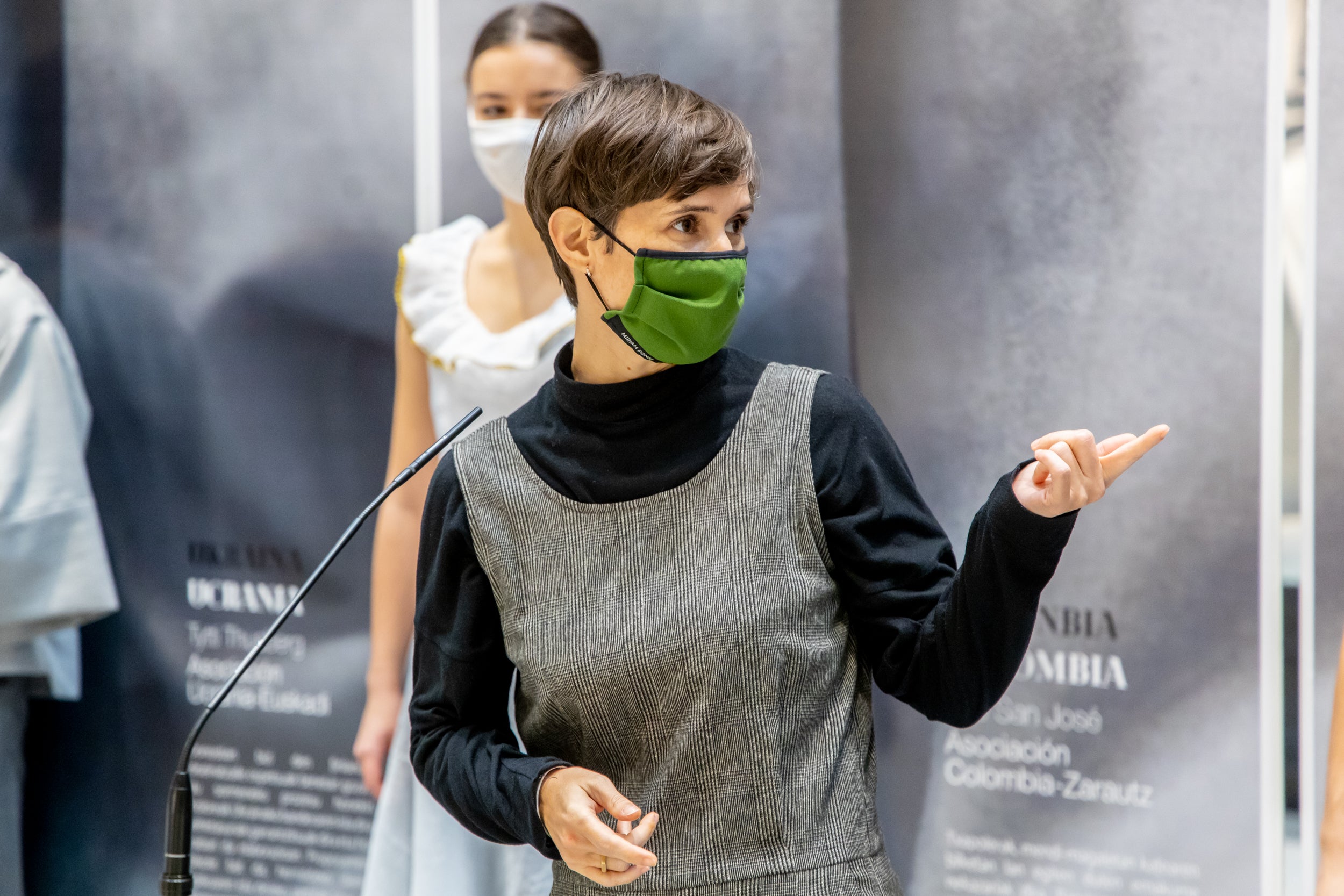 Se trata de un proyecto de Emaús Fundación Social y la Dirección de Medio Ambiente de la Diputación Foral de Gipuzkoa para contribuir al impulso de actuaciones de moda sostenible, maridando el ámbito de la cultura, la migración y la sostenibilidad en Gipuzkoa. A través de esta iniciativa, diferentes agentes guipuzcoanos del mundo educativo (AEG Ikastetxea) y las diseñadoras de 'GK Green Fashion', han creado una serie trajes típicos a partir de restos o residuos textiles, en colaboración con diversas asociaciones culturales y agrupaciones de varios países. La puesta en escena corre a cargo de DANTZAZ