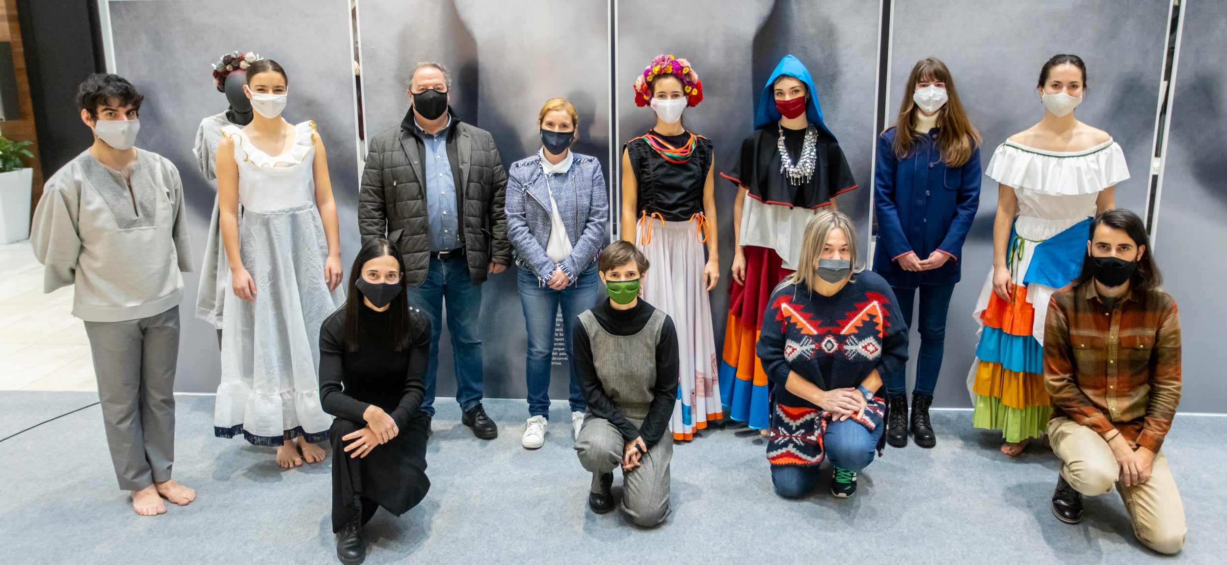 Se trata de un proyecto de Emaús Fundación Social y la Dirección de Medio Ambiente de la Diputación Foral de Gipuzkoa para contribuir al impulso de actuaciones de moda sostenible, maridando el ámbito de la cultura, la migración y la sostenibilidad en Gipuzkoa. A través de esta iniciativa, diferentes agentes guipuzcoanos del mundo educativo (AEG Ikastetxea) y las diseñadoras de 'GK Green Fashion', han creado una serie trajes típicos a partir de restos o residuos textiles, en colaboración con diversas asociaciones culturales y agrupaciones de varios países. La puesta en escena corre a cargo de DANTZAZ