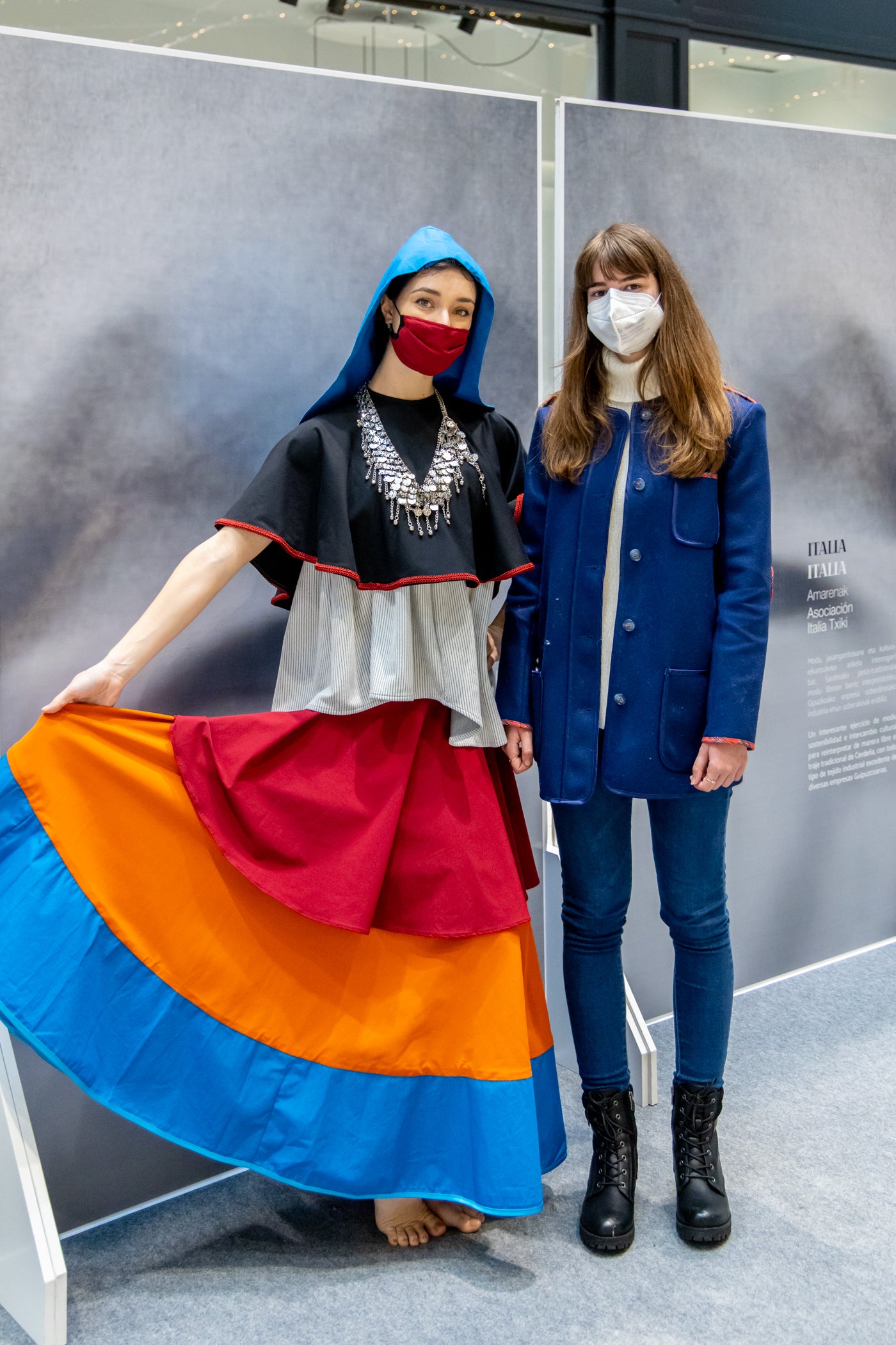 Se trata de un proyecto de Emaús Fundación Social y la Dirección de Medio Ambiente de la Diputación Foral de Gipuzkoa para contribuir al impulso de actuaciones de moda sostenible, maridando el ámbito de la cultura, la migración y la sostenibilidad en Gipuzkoa. A través de esta iniciativa, diferentes agentes guipuzcoanos del mundo educativo (AEG Ikastetxea) y las diseñadoras de 'GK Green Fashion', han creado una serie trajes típicos a partir de restos o residuos textiles, en colaboración con diversas asociaciones culturales y agrupaciones de varios países. La puesta en escena corre a cargo de DANTZAZ