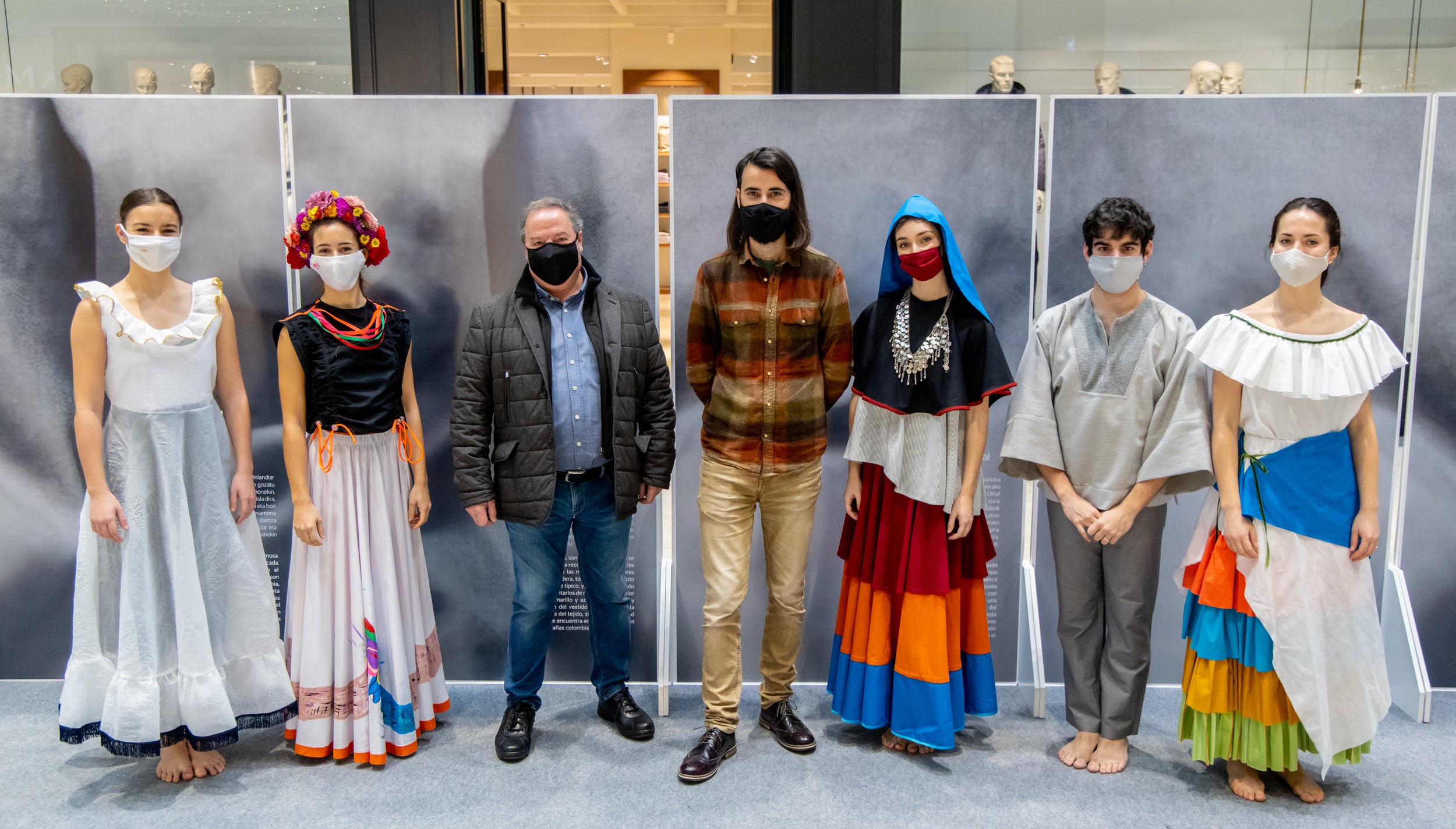 Se trata de un proyecto de Emaús Fundación Social y la Dirección de Medio Ambiente de la Diputación Foral de Gipuzkoa para contribuir al impulso de actuaciones de moda sostenible, maridando el ámbito de la cultura, la migración y la sostenibilidad en Gipuzkoa. A través de esta iniciativa, diferentes agentes guipuzcoanos del mundo educativo (AEG Ikastetxea) y las diseñadoras de 'GK Green Fashion', han creado una serie trajes típicos a partir de restos o residuos textiles, en colaboración con diversas asociaciones culturales y agrupaciones de varios países. La puesta en escena corre a cargo de DANTZAZ