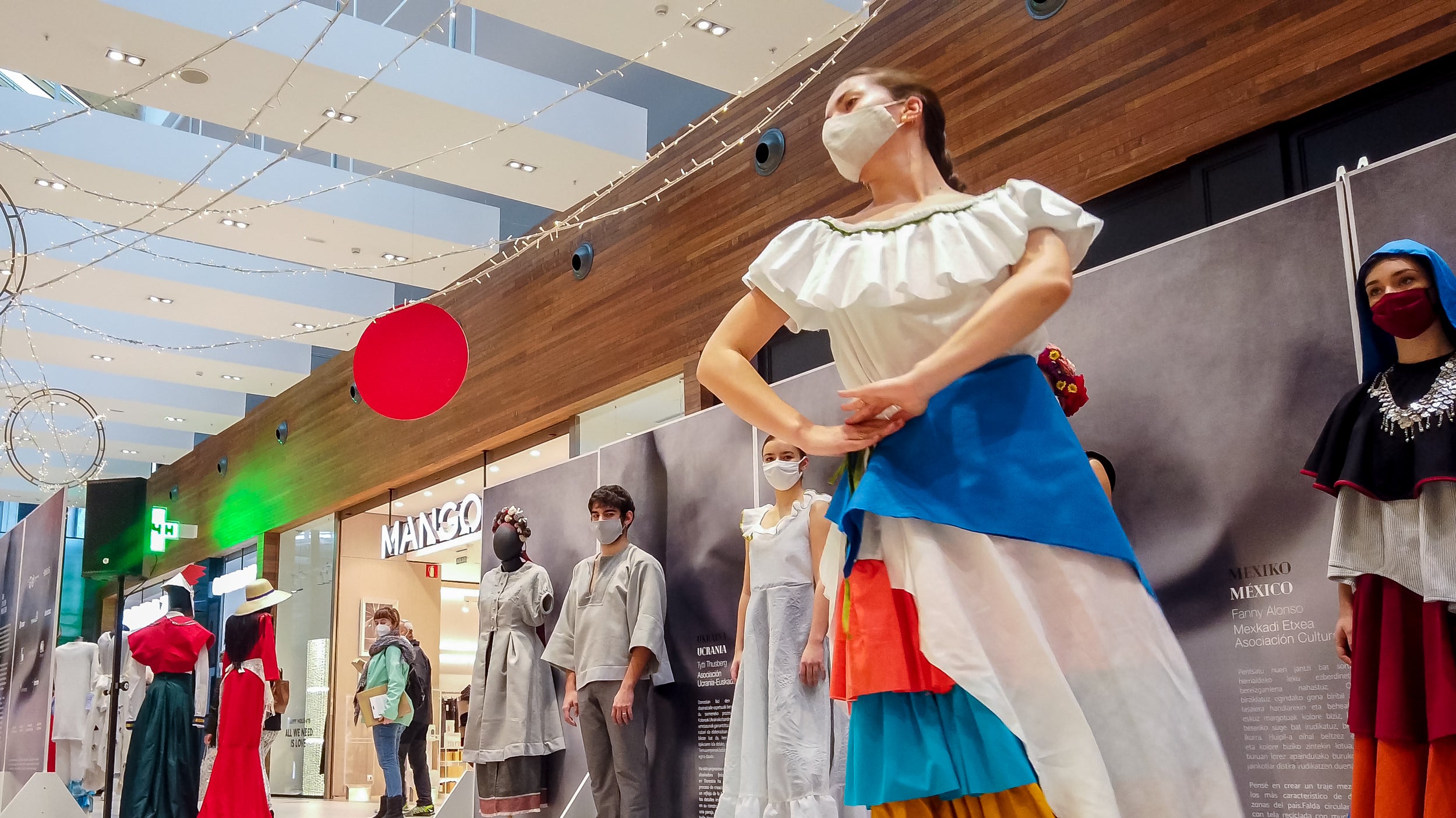 Se trata de un proyecto de Emaús Fundación Social y la Dirección de Medio Ambiente de la Diputación Foral de Gipuzkoa para contribuir al impulso de actuaciones de moda sostenible, maridando el ámbito de la cultura, la migración y la sostenibilidad en Gipuzkoa. A través de esta iniciativa, diferentes agentes guipuzcoanos del mundo educativo (AEG Ikastetxea) y las diseñadoras de 'GK Green Fashion', han creado una serie trajes típicos a partir de restos o residuos textiles, en colaboración con diversas asociaciones culturales y agrupaciones de varios países. La puesta en escena corre a cargo de DANTZAZ