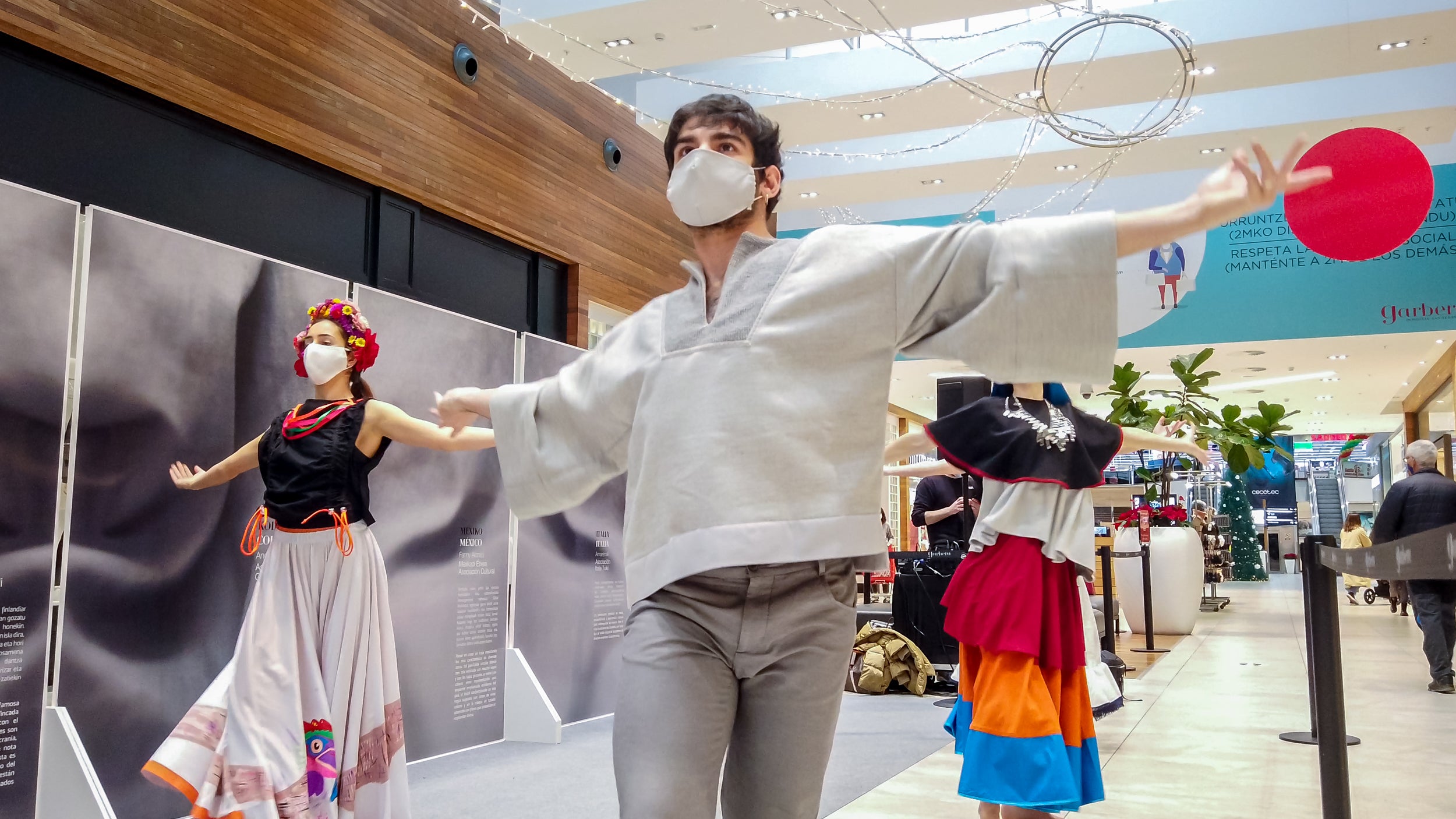 Se trata de un proyecto de Emaús Fundación Social y la Dirección de Medio Ambiente de la Diputación Foral de Gipuzkoa para contribuir al impulso de actuaciones de moda sostenible, maridando el ámbito de la cultura, la migración y la sostenibilidad en Gipuzkoa. A través de esta iniciativa, diferentes agentes guipuzcoanos del mundo educativo (AEG Ikastetxea) y las diseñadoras de 'GK Green Fashion', han creado una serie trajes típicos a partir de restos o residuos textiles, en colaboración con diversas asociaciones culturales y agrupaciones de varios países. La puesta en escena corre a cargo de DANTZAZ