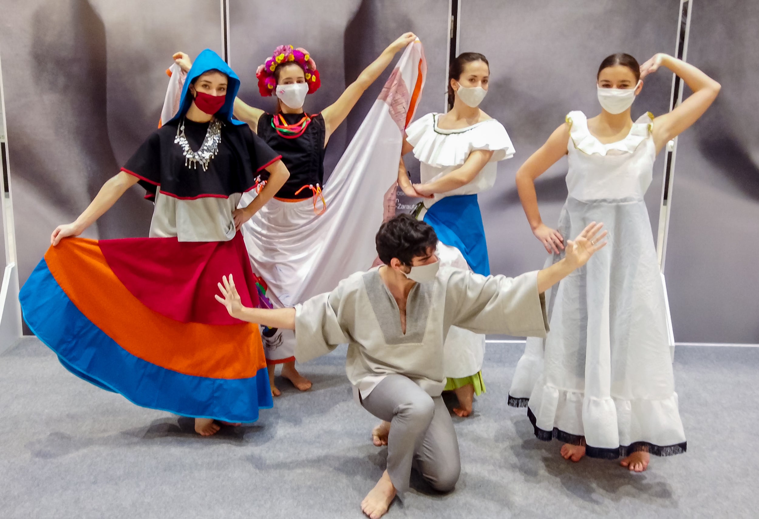 Se trata de un proyecto de Emaús Fundación Social y la Dirección de Medio Ambiente de la Diputación Foral de Gipuzkoa para contribuir al impulso de actuaciones de moda sostenible, maridando el ámbito de la cultura, la migración y la sostenibilidad en Gipuzkoa. A través de esta iniciativa, diferentes agentes guipuzcoanos del mundo educativo (AEG Ikastetxea) y las diseñadoras de 'GK Green Fashion', han creado una serie trajes típicos a partir de restos o residuos textiles, en colaboración con diversas asociaciones culturales y agrupaciones de varios países. La puesta en escena corre a cargo de DANTZAZ