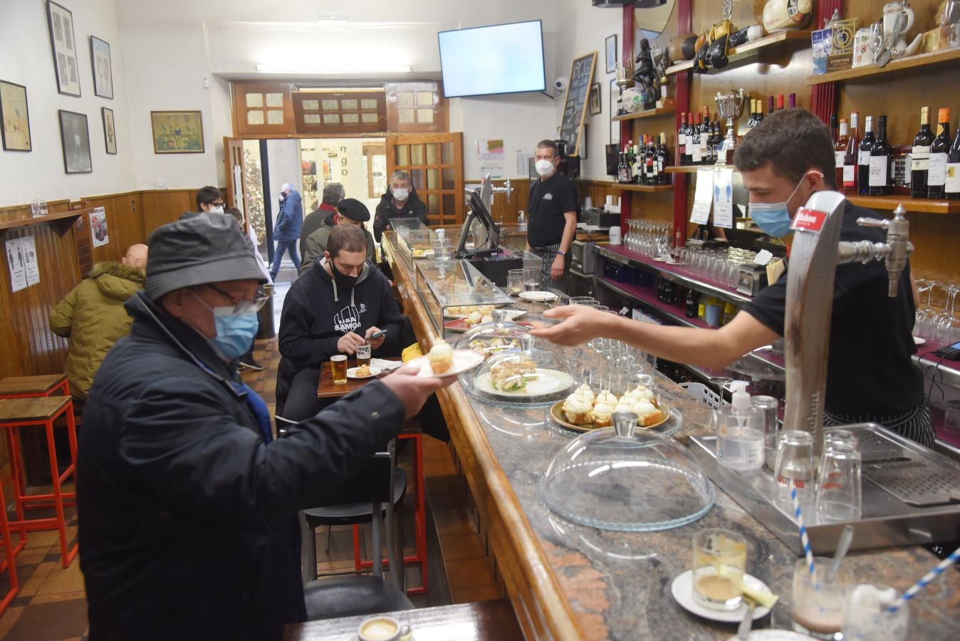 La hostelería donostiarra ha vuelto a subir las persionas y han sacado de nuevo las mesas a la calle.