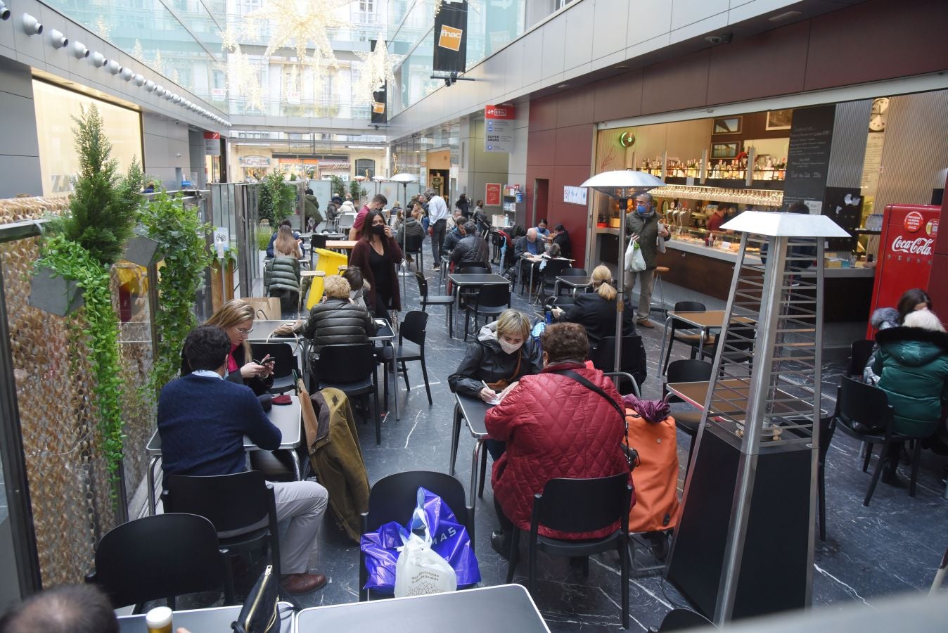 La hostelería donostiarra ha vuelto a subir las persionas y han sacado de nuevo las mesas a la calle.