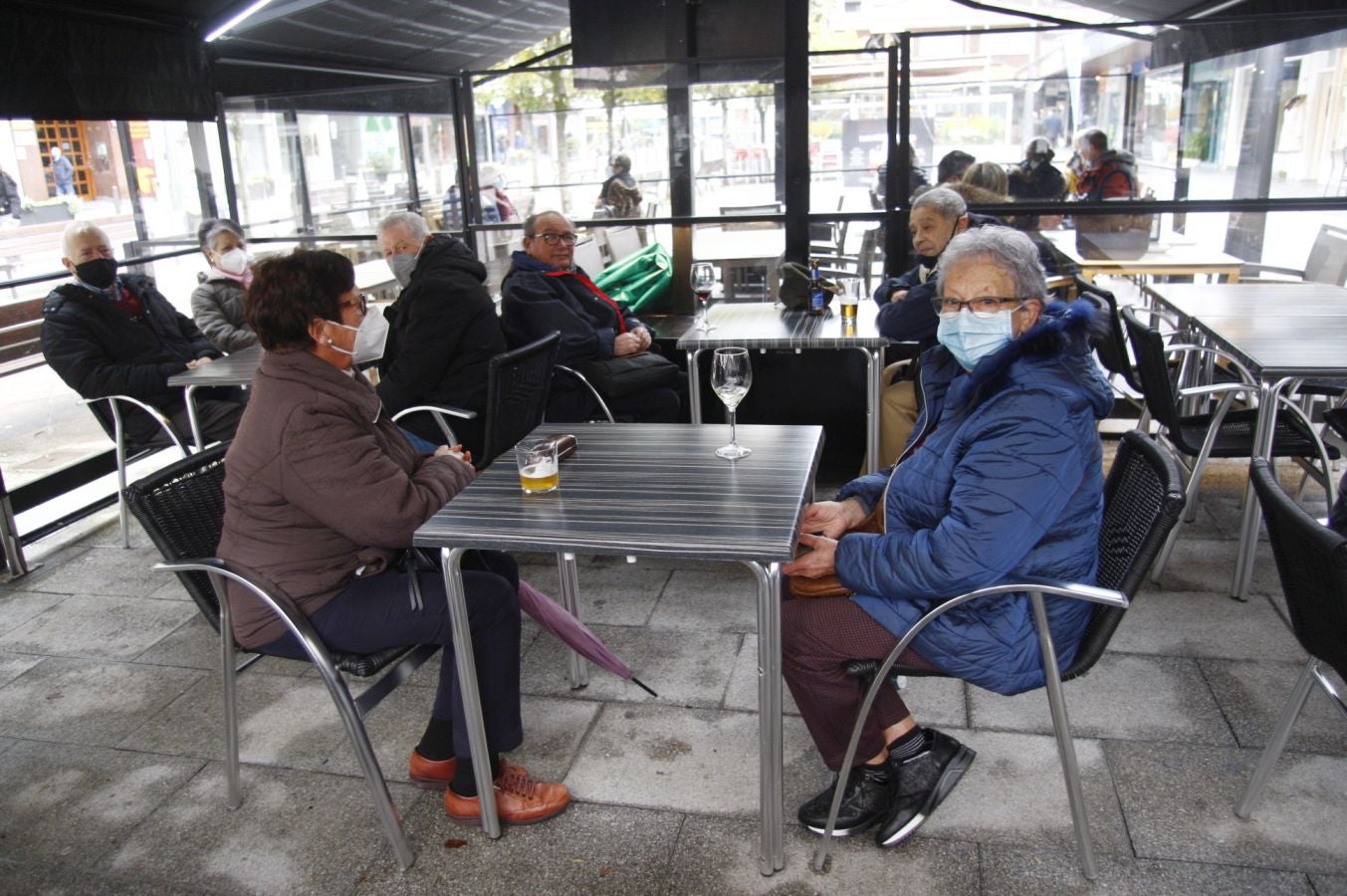 Los irundarras han vuelto a llenar las terrazas en el día de la reapertura de la hostelería en Gipuzkoa.