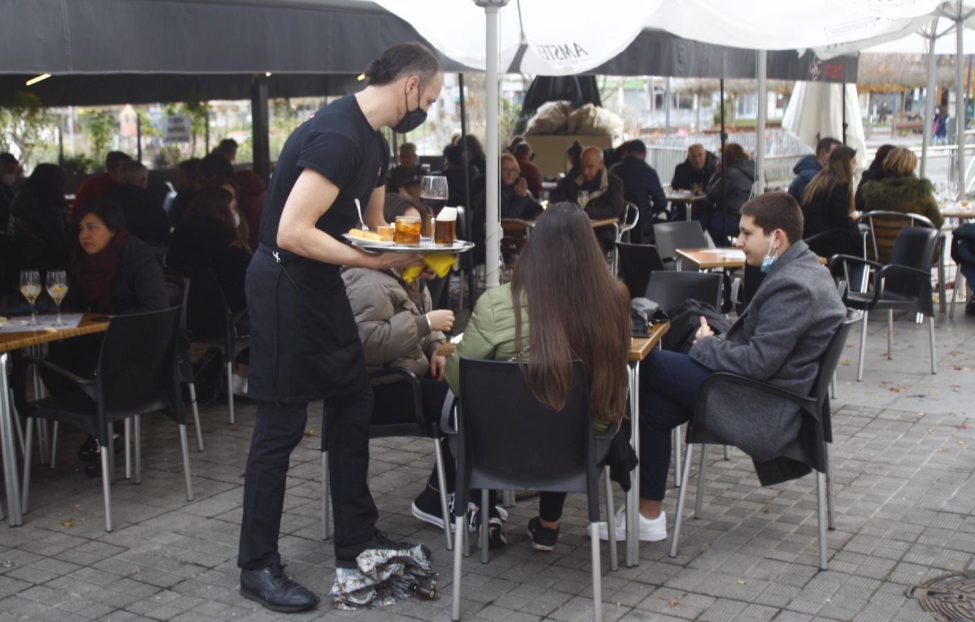Los irundarras han vuelto a llenar las terrazas en el día de la reapertura de la hostelería en Gipuzkoa.