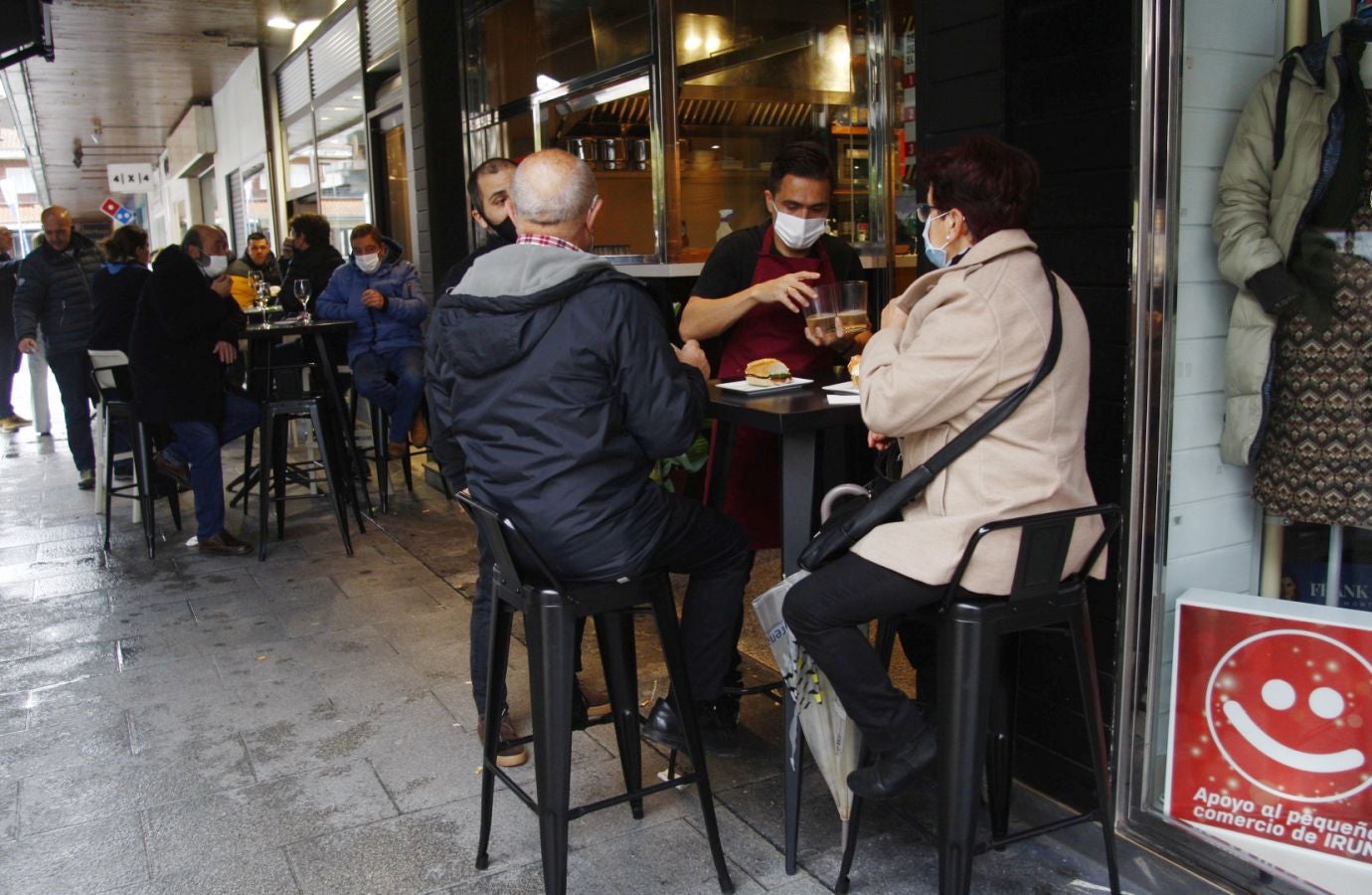 Los irundarras han vuelto a llenar las terrazas en el día de la reapertura de la hostelería en Gipuzkoa.