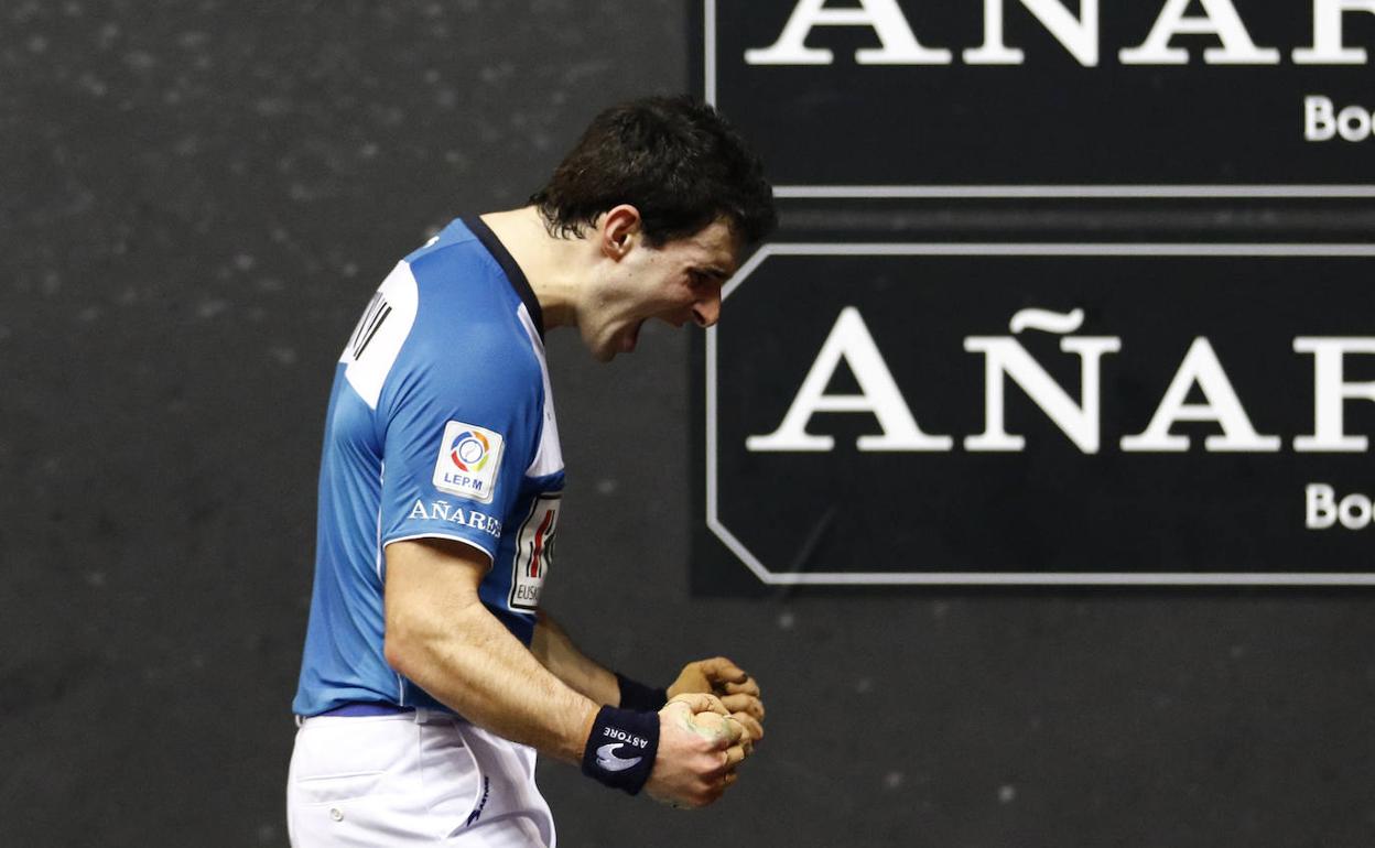 Jokin Altuna celebra uno de los tantos conseguidos ante Danel Elezkano en el Bizkaia. 