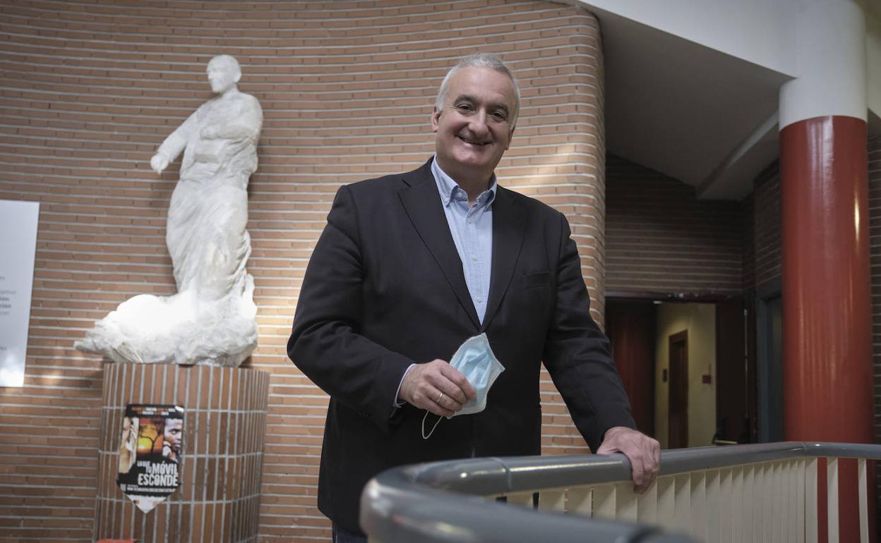Xabier Barandiaran, ayer, en la Universidad de Deusto, en San Sebastián, junto a una escultura del padre Pedro Arrupe. 