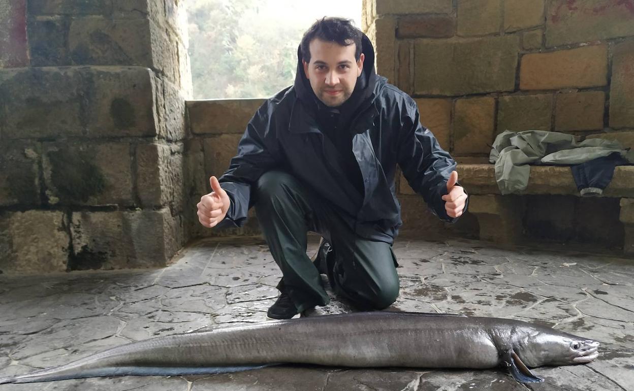 Igor muestra el ejemplar de congrio de 17 kilogramos. 