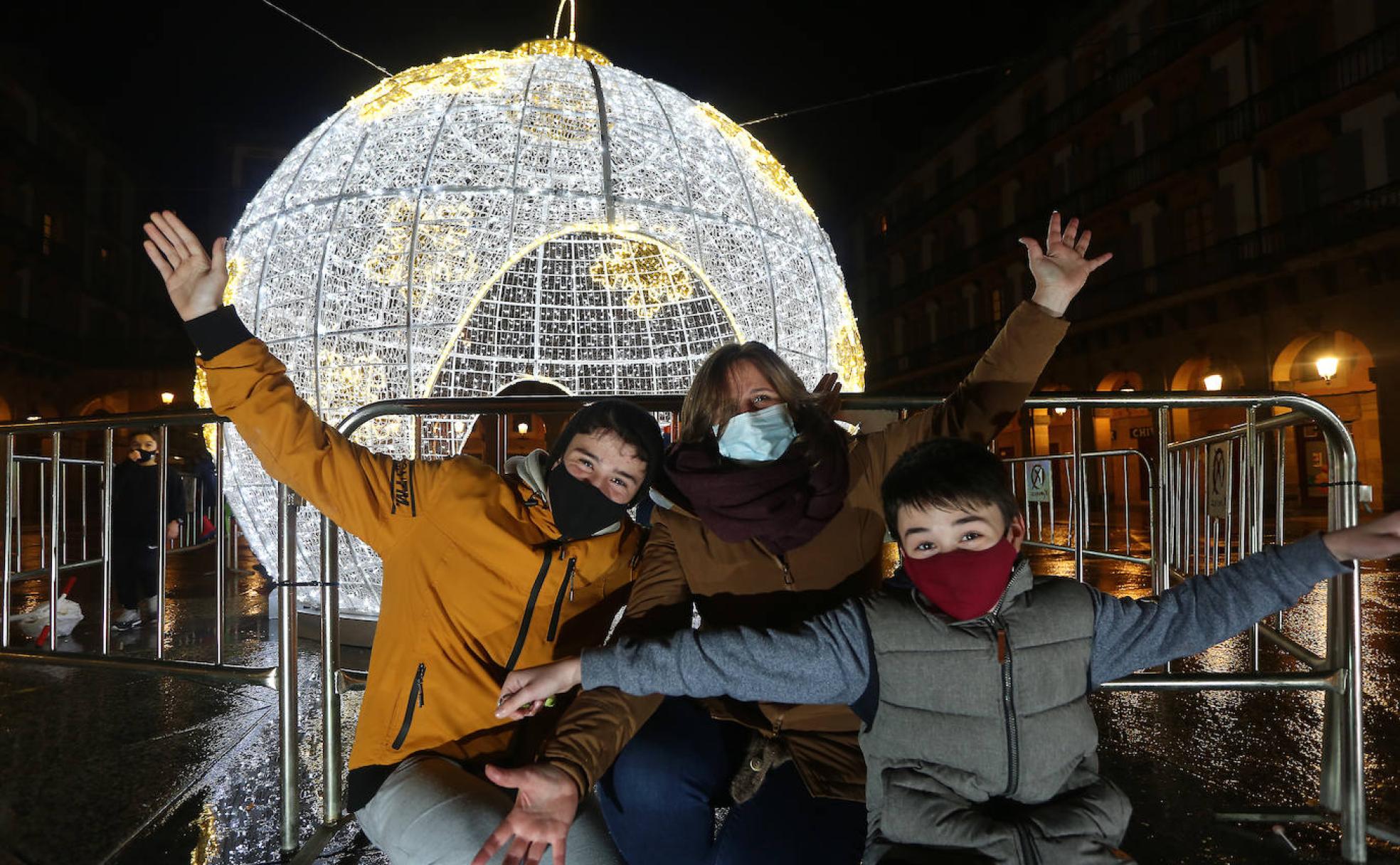La donostiarra Eva Díaz, junto a sus hijos Imanol y Nicolás, visitarán hoy a los abuelos en Oiartzun un mes después. 